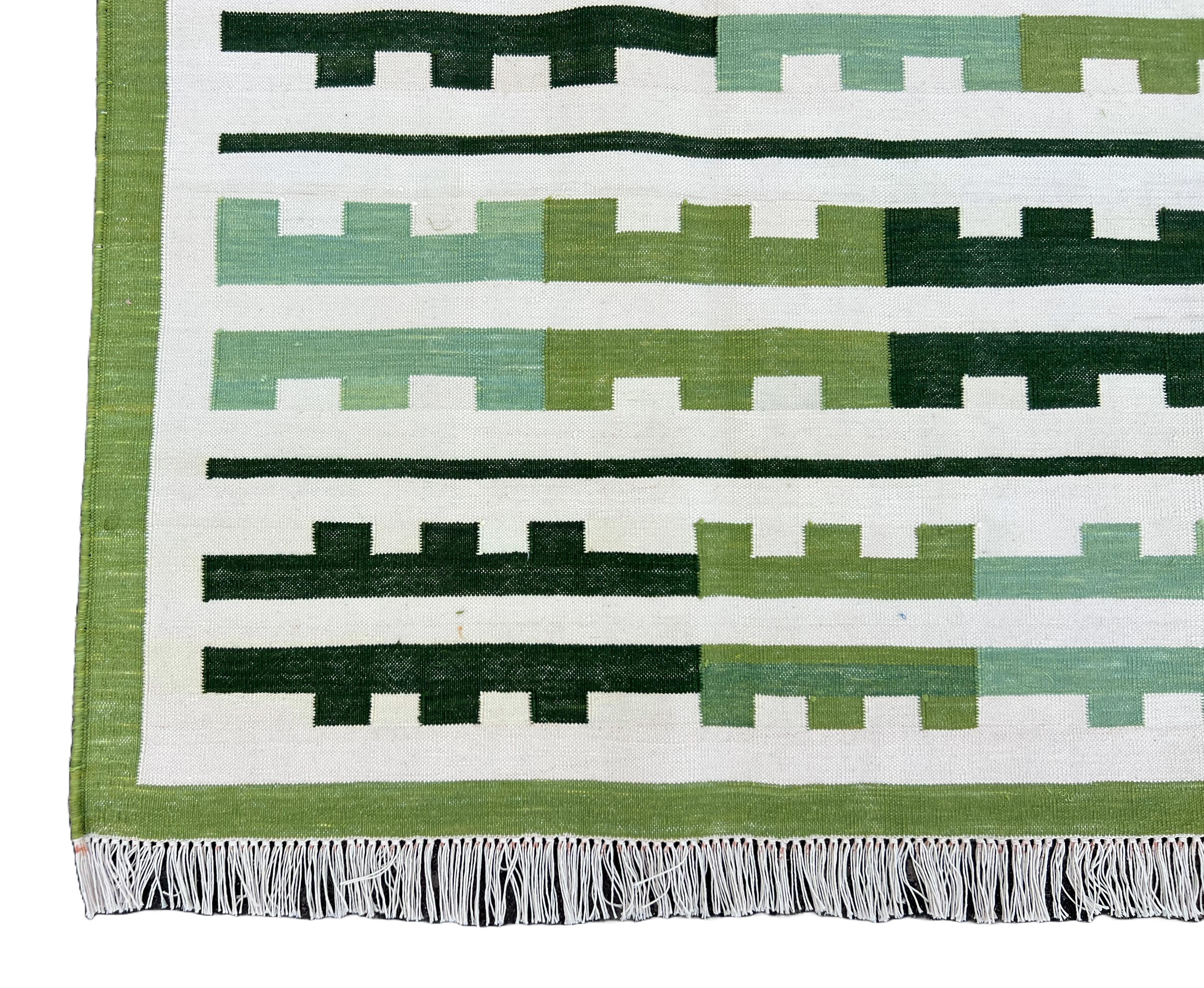 Handgefertigter Flachgewebe-Teppich aus Baumwolle, 6x9 Grün, Weiß Marianne Indian Striped Dhurrie im Angebot 2