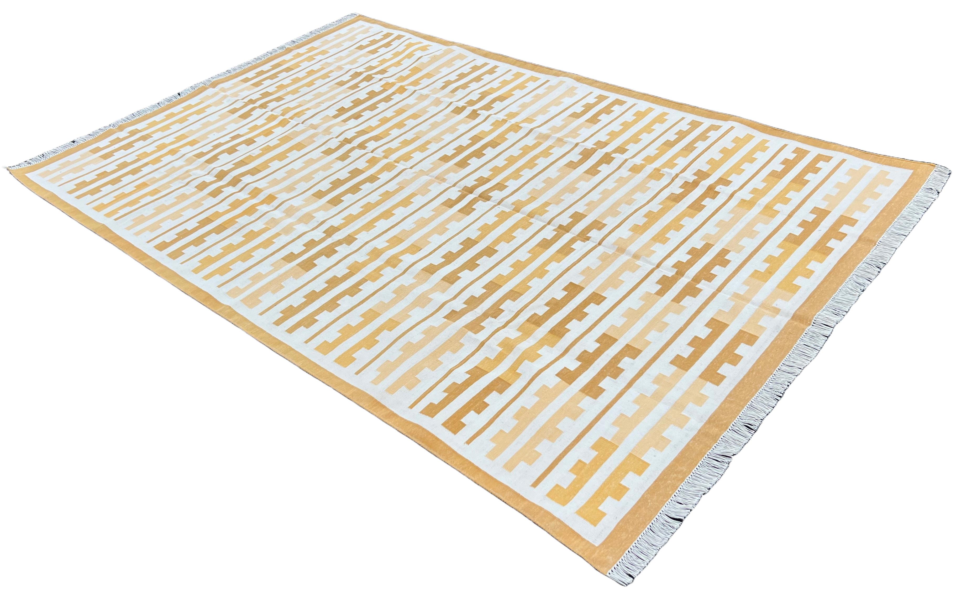 Tapis en coton tissé à plat, 6x9 jaune, blanc Marianne Indian Stripe Dhurrie en vente 2