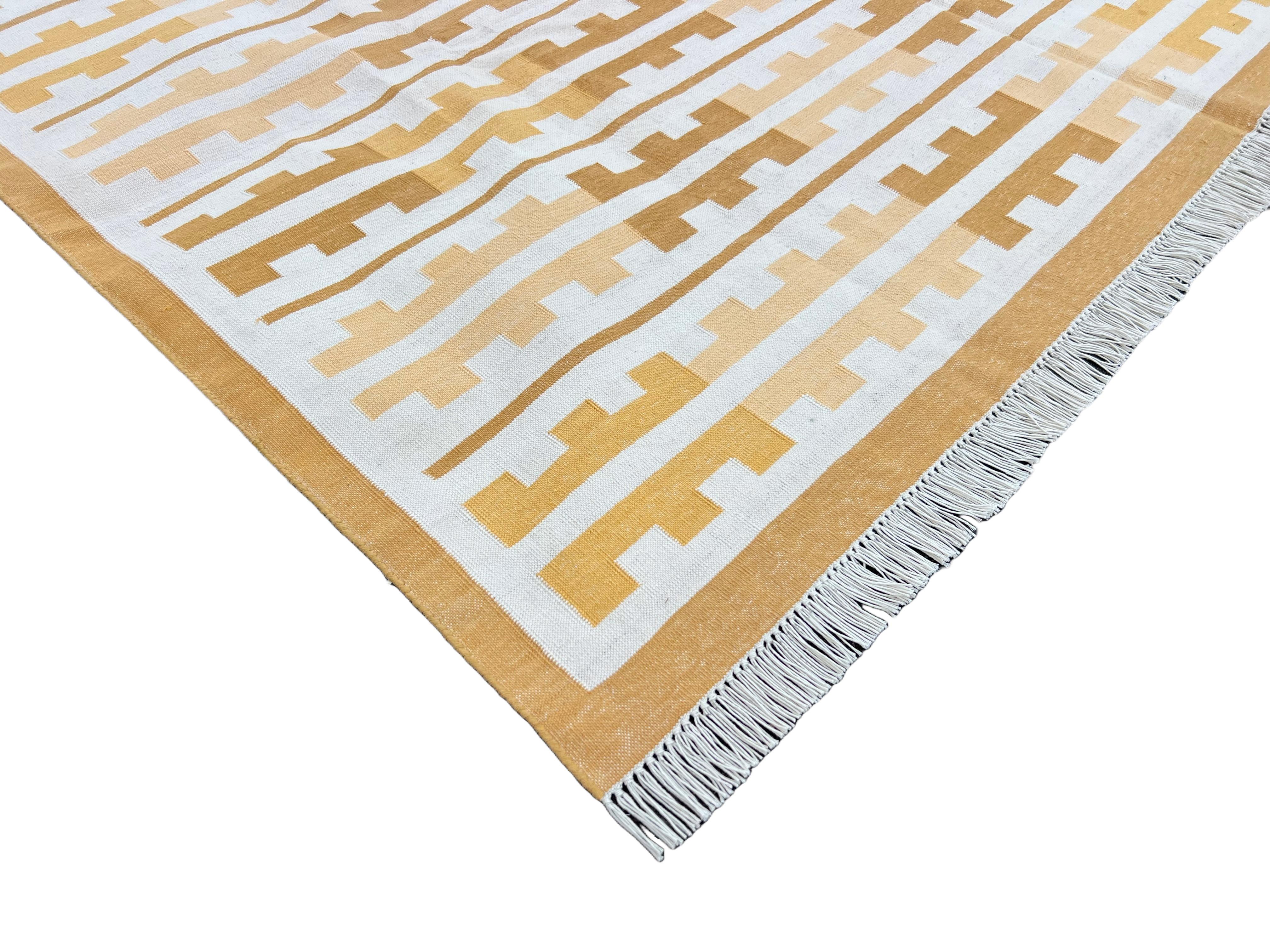 Tapis en coton teint dans la masse, jaune et crème Marianne Striped Indian Dhurrie -6'x9'

Ces dhurries spéciales à tissage plat sont tissées à la main avec du fil 100 % coton 15 plis. En raison des techniques de fabrication spéciales utilisées pour