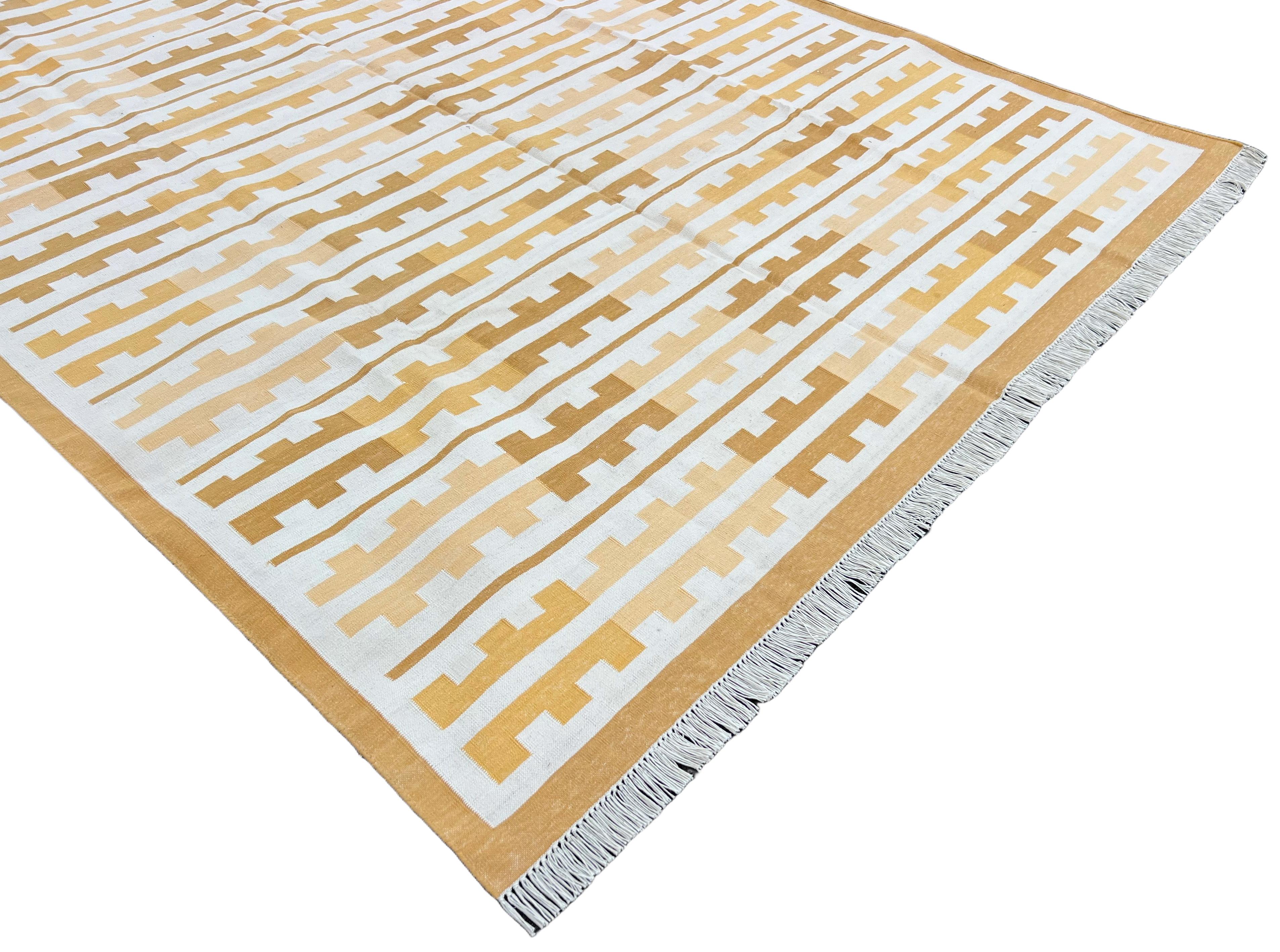 Indien Tapis en coton tissé à plat, 6x9 jaune, blanc Marianne Indian Stripe Dhurrie en vente