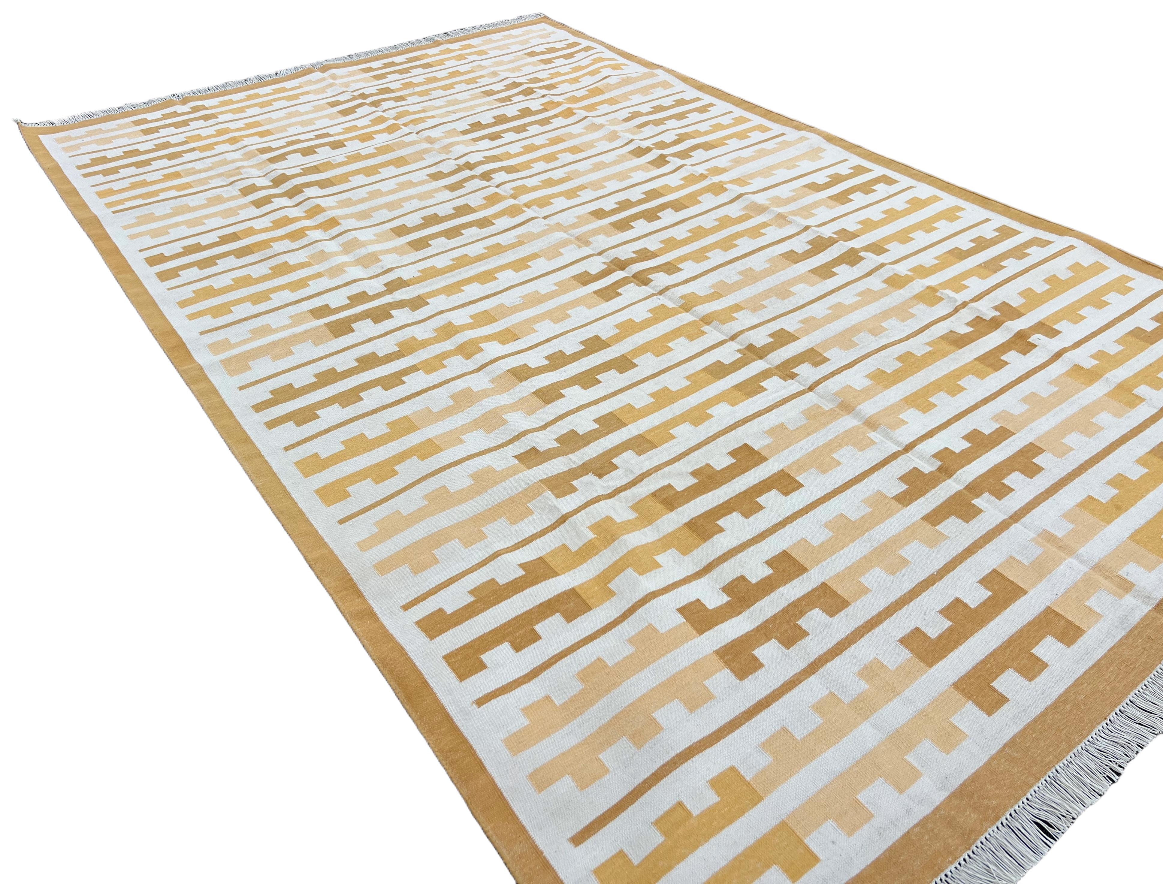 Tissé à la main Tapis en coton tissé à plat, 6x9 jaune, blanc Marianne Indian Stripe Dhurrie en vente