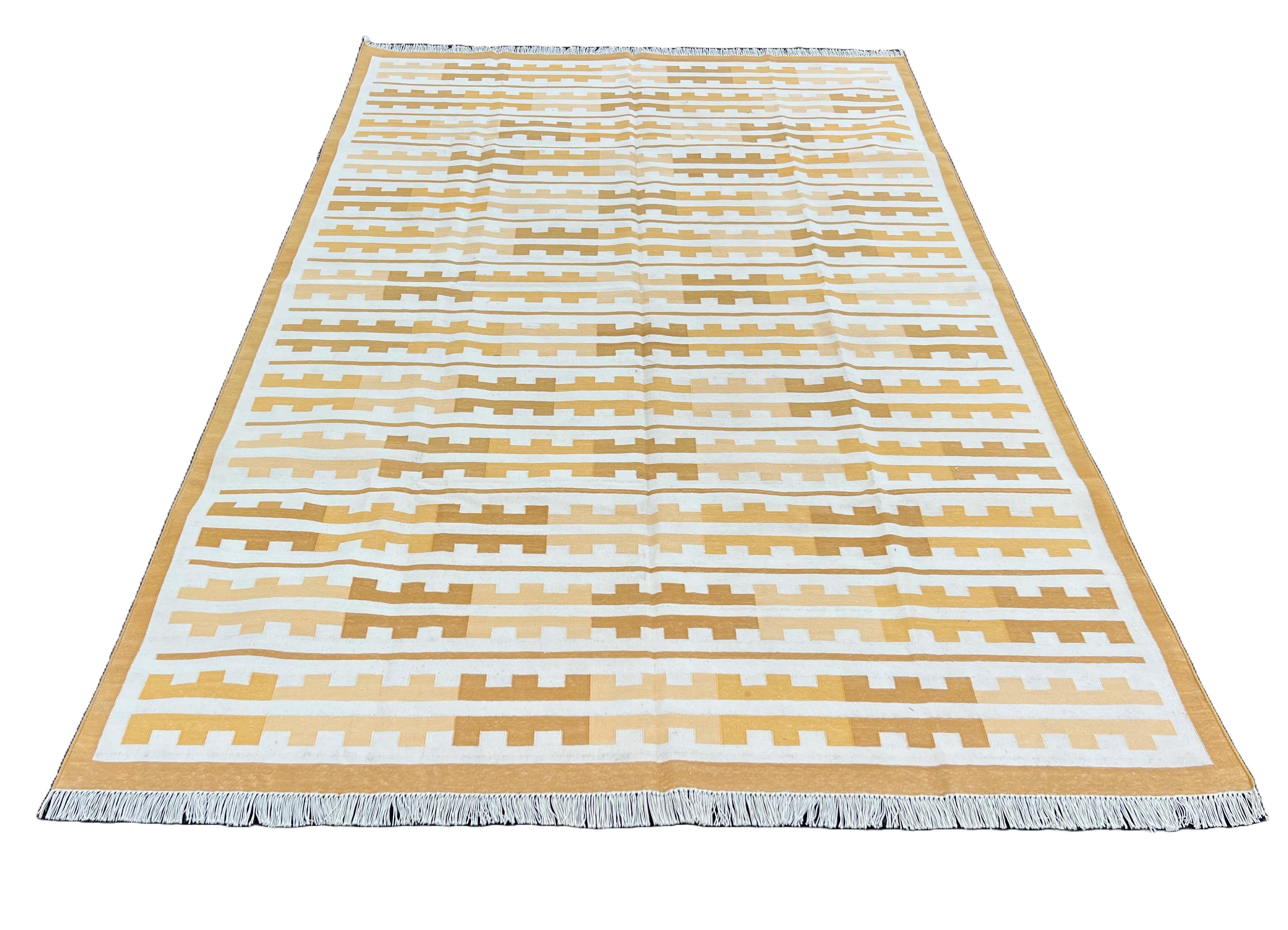 Tapis en coton tissé à plat, 6x9 jaune, blanc Marianne Indian Stripe Dhurrie Neuf - En vente à Jaipur, IN