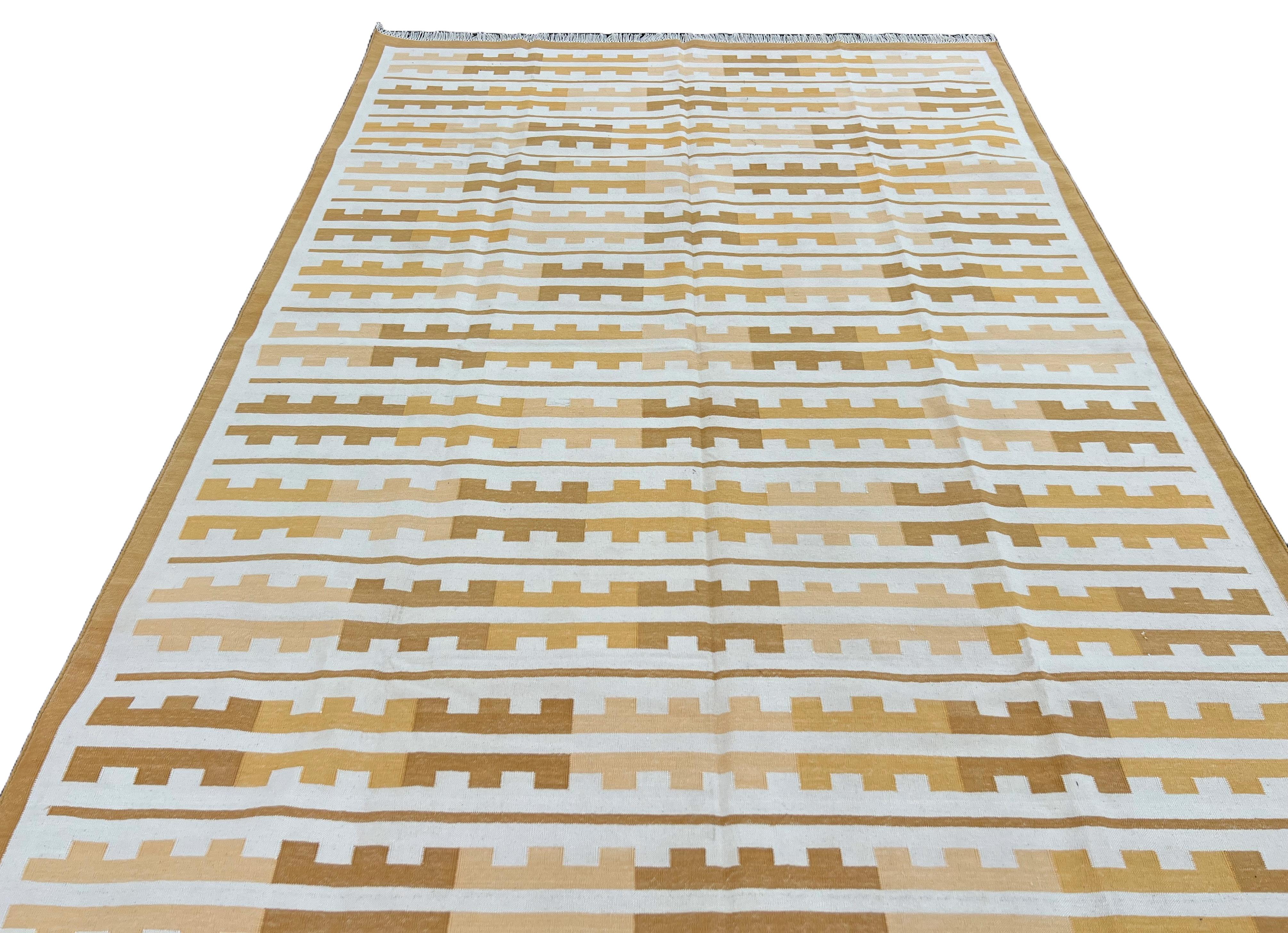 XXIe siècle et contemporain Tapis en coton tissé à plat, 6x9 jaune, blanc Marianne Indian Stripe Dhurrie en vente