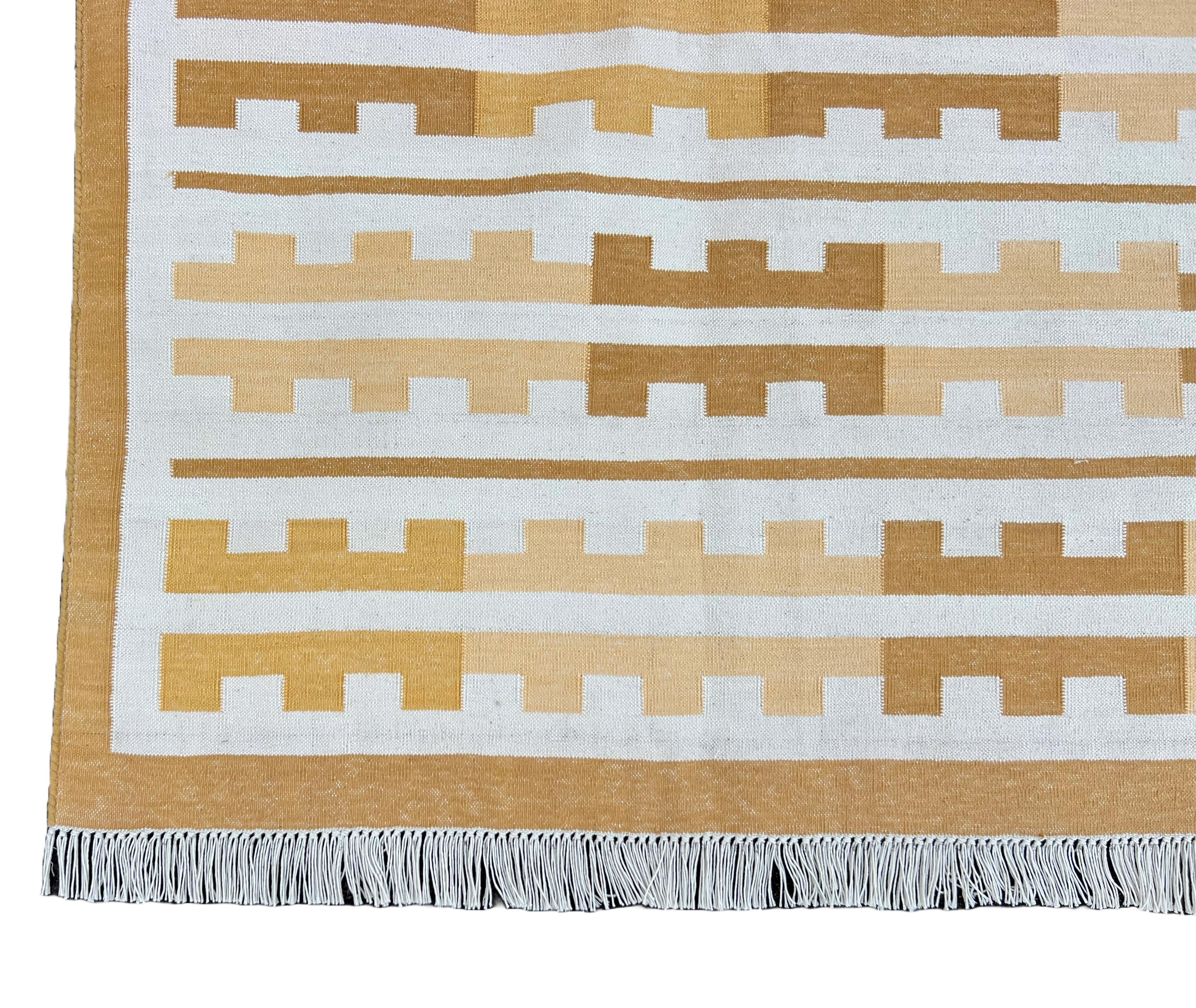 Coton Tapis en coton tissé à plat, 6x9 jaune, blanc Marianne Indian Stripe Dhurrie en vente