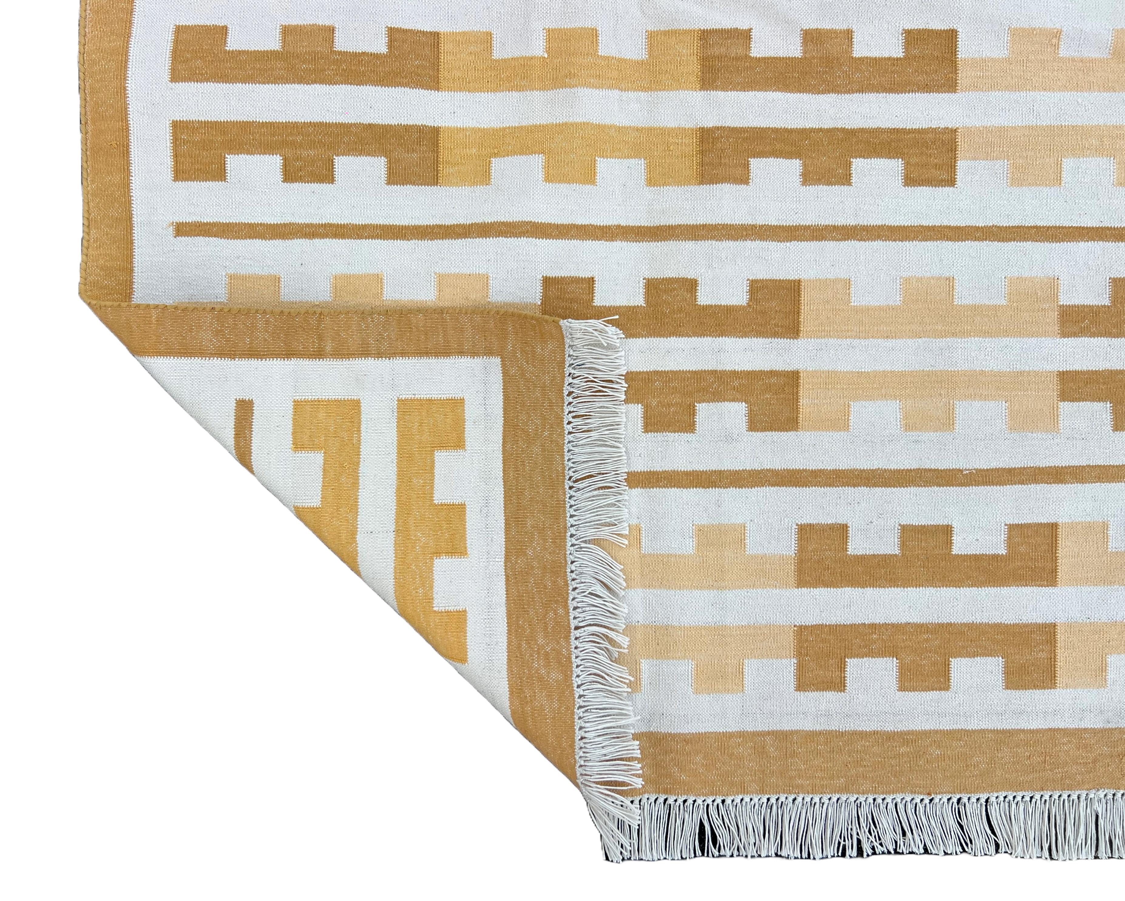 Tapis en coton tissé à plat, 6x9 jaune, blanc Marianne Indian Stripe Dhurrie en vente 1