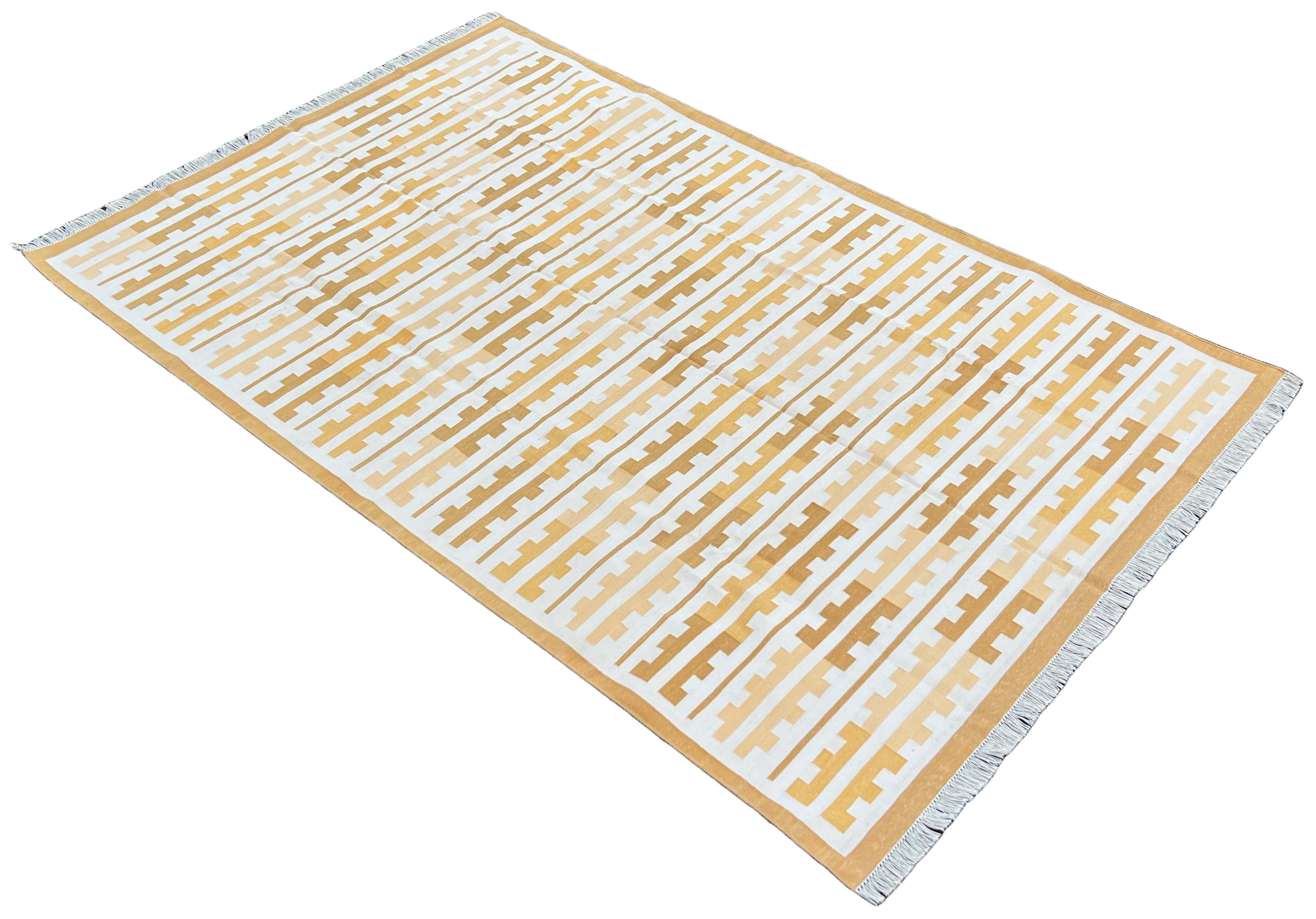 Tapis en coton tissé à plat, 6x9 jaune, blanc Marianne Indian Stripe Dhurrie