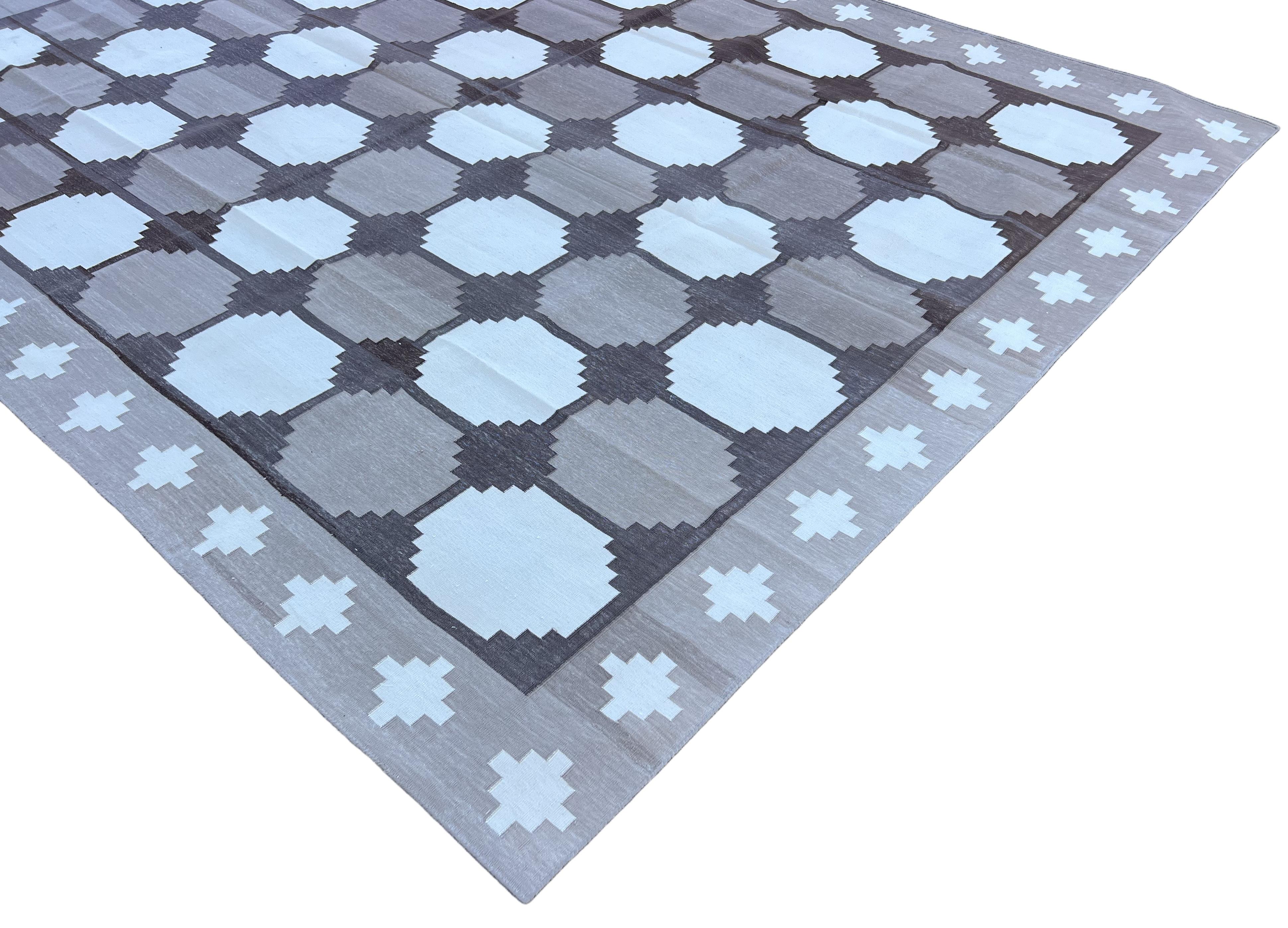 Handmade Cotton Flat Weave Rug, 8x10 Beige And Brown Swedish Tile Indian Dhurrie Tejido a mano en venta