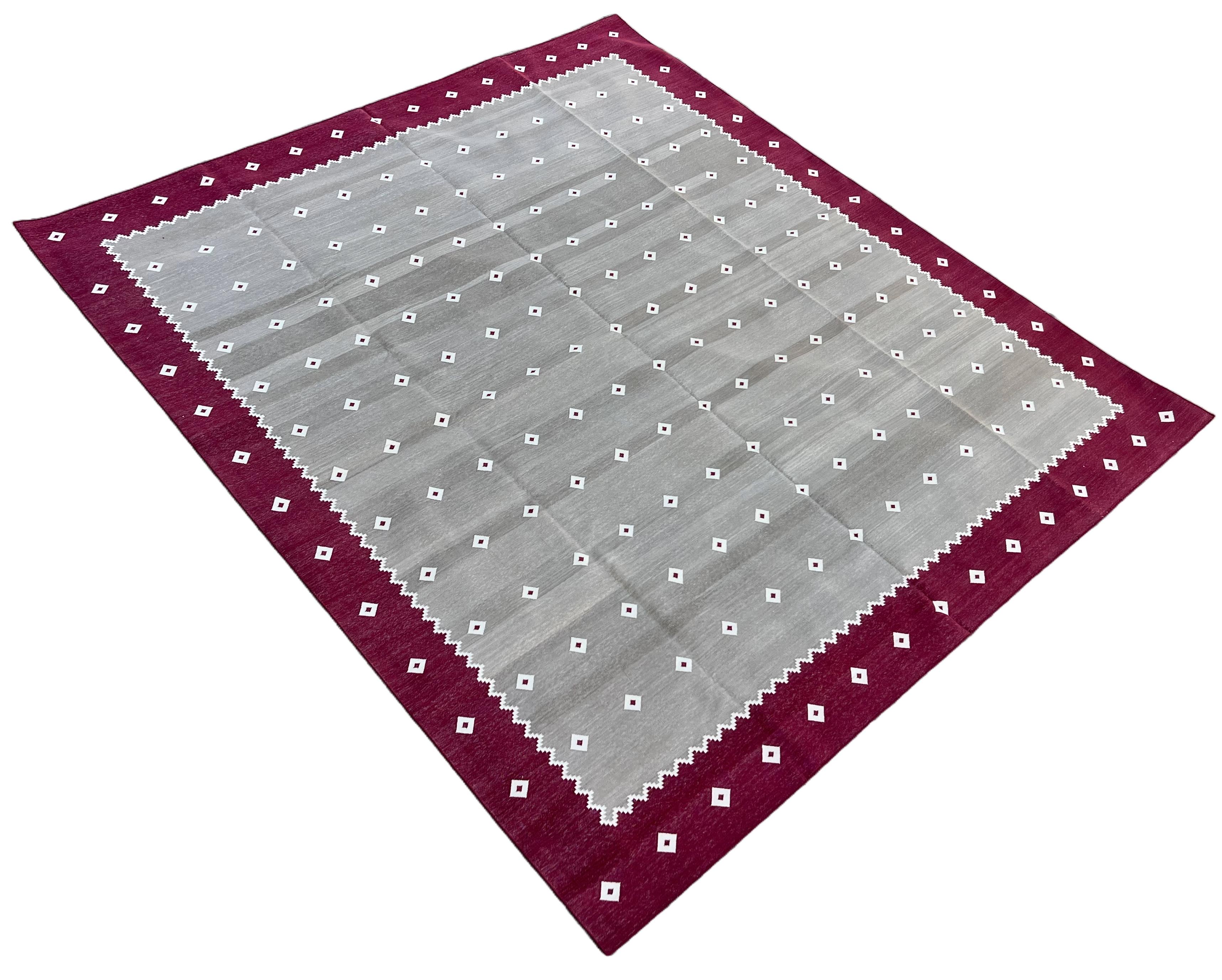 Tapis réversible en coton teint dans la masse, beige, crème et rose framboise à motifs de diamants Indian Dhurrie - 8'x10' (240x300cm)
Ces dhurries spéciales à tissage plat sont tissées à la main avec du fil 100 % coton 15 plis. En raison des