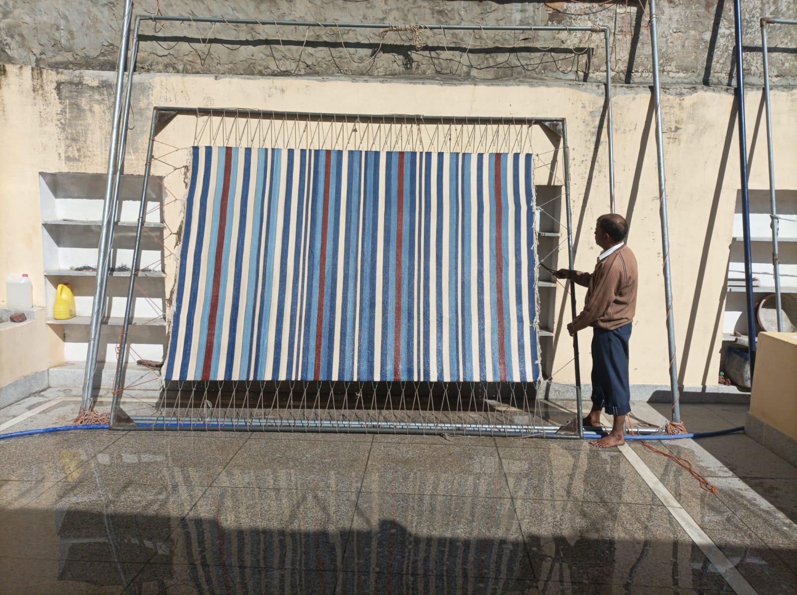 Handgefertigter Flachgewebe-Teppich aus Baumwolle, 8x10 Blau, Rot und Gelb gestreift Indischer Dhurrie im Angebot 5