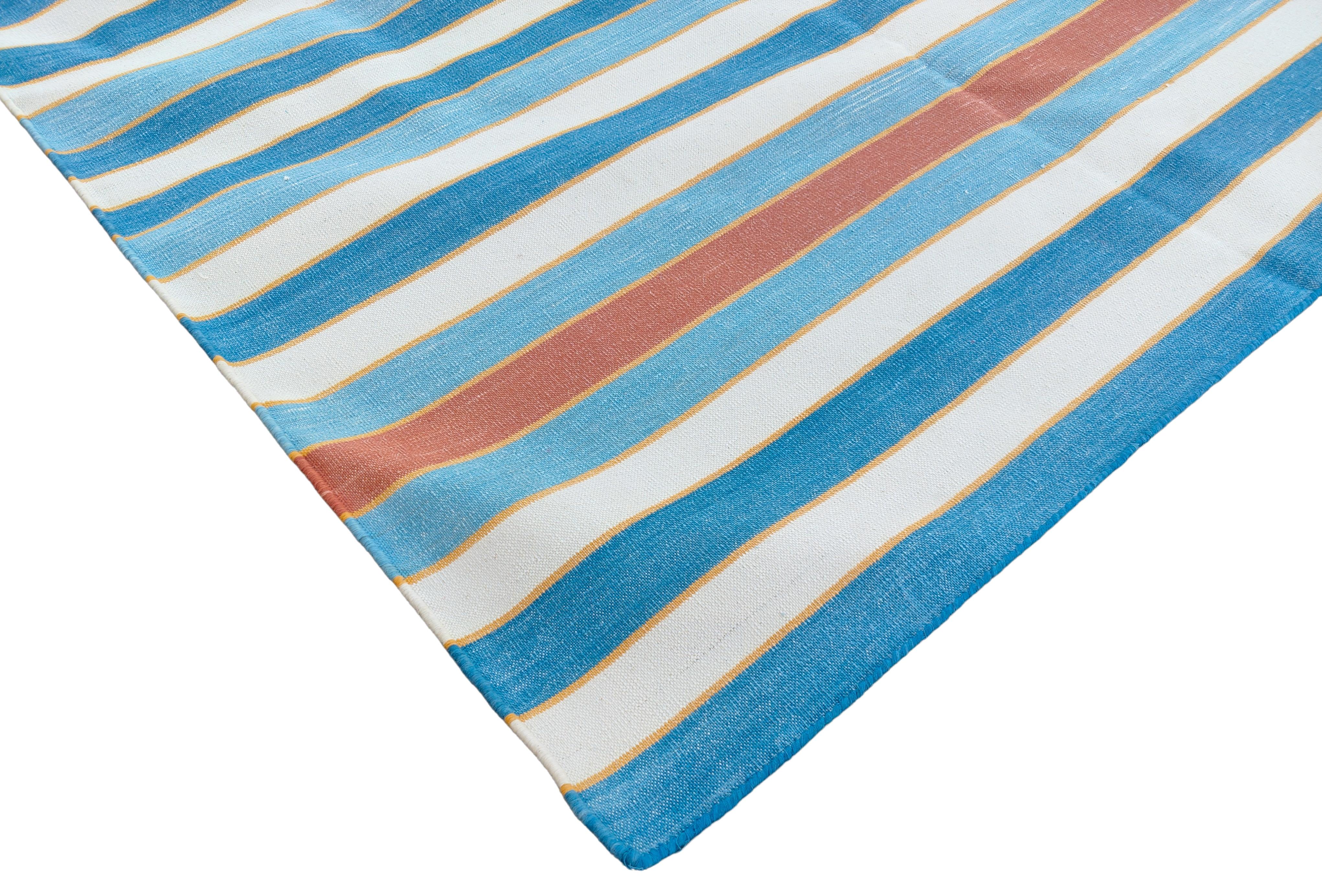 Pflanzlich gefärbte Baumwolle Reversible Sky Blue, Terracotta Red And Mustard Striped Indian Rug - 8'x10' (240x300cm)

Diese speziellen flachgewebten Dhurries werden aus 15-fachem Garn aus 100% Baumwolle handgewebt. Aufgrund der speziellen