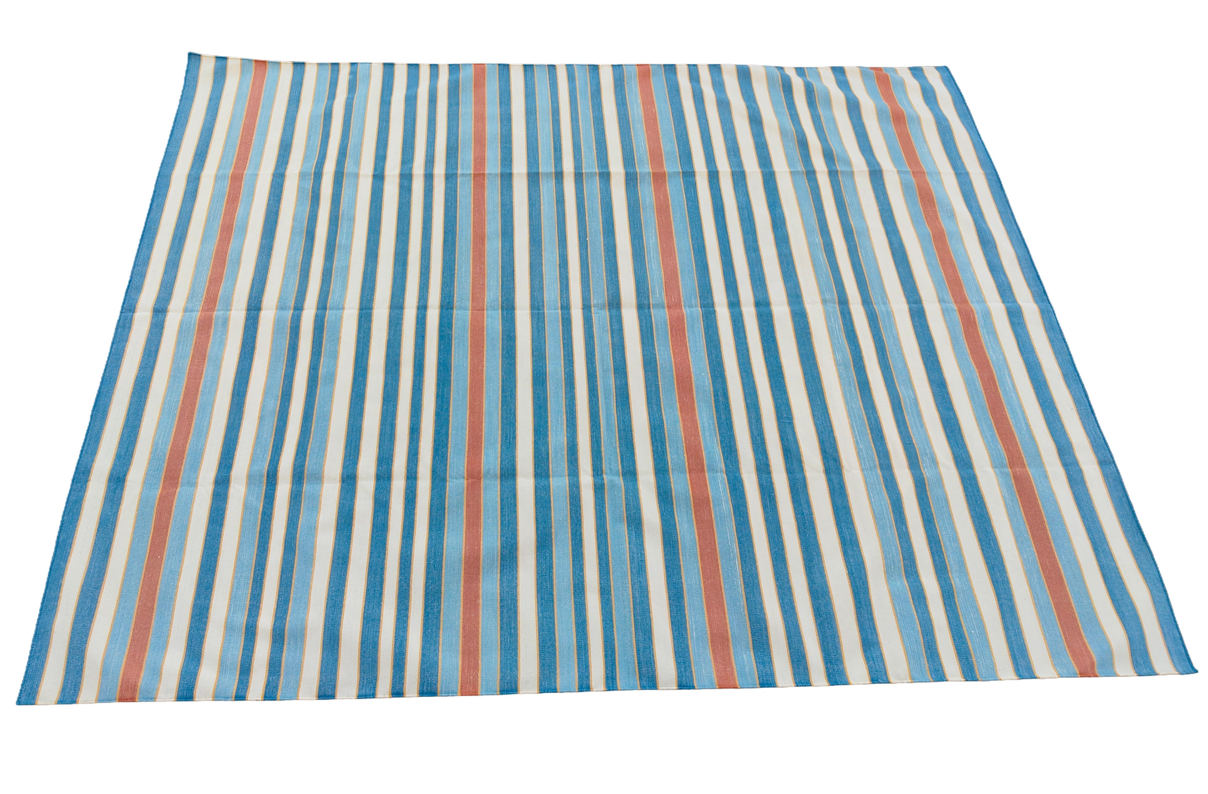 Handgefertigter Flachgewebe-Teppich aus Baumwolle, 8x10 Blau, Rot und Gelb gestreift Indischer Dhurrie im Angebot 3