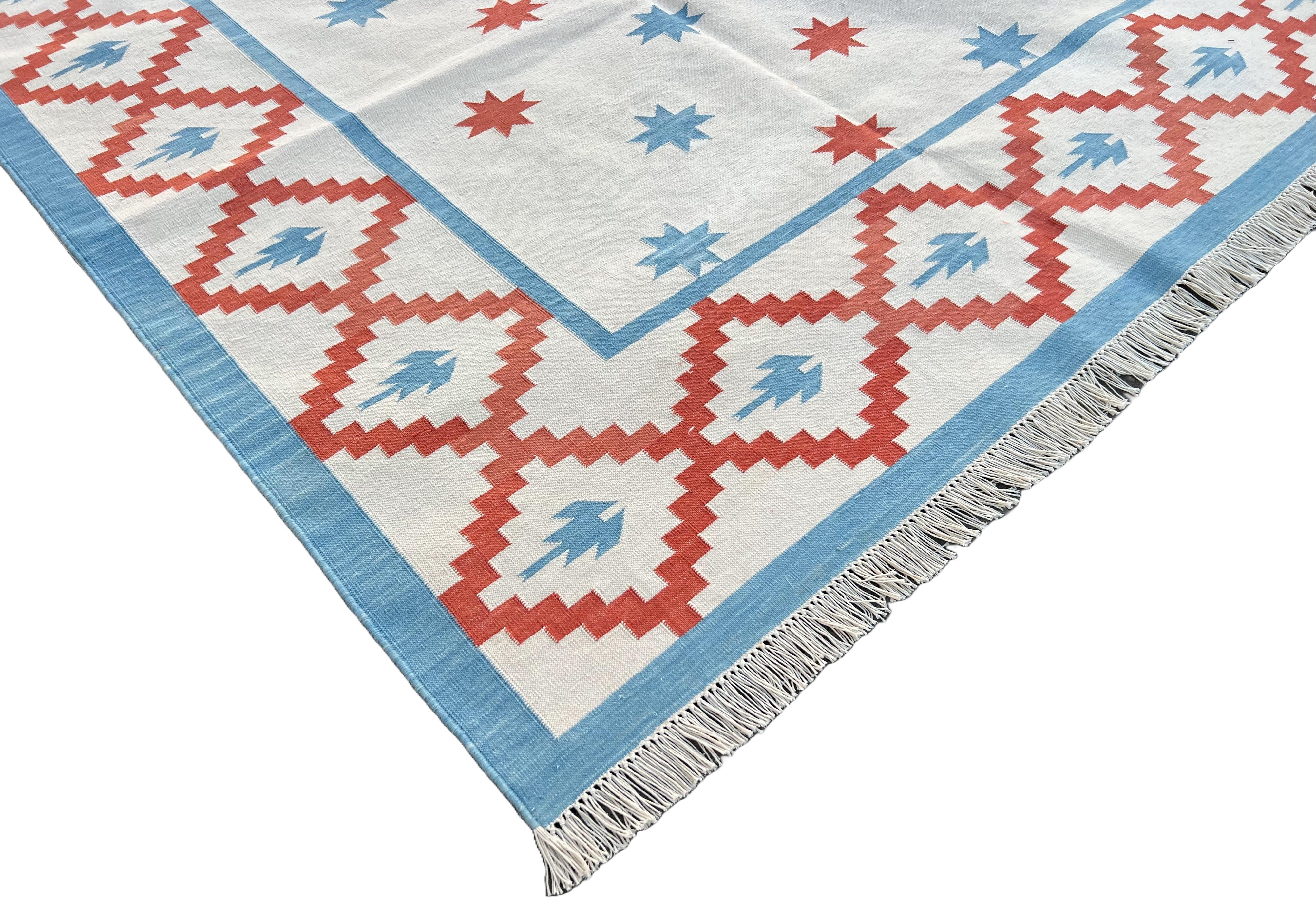 Handgefertigter Flachgewebe-Teppich aus Baumwolle, 8x10 Creme und Rot Indischer Stern Geometrischer Dhurrie (Moderne der Mitte des Jahrhunderts) im Angebot