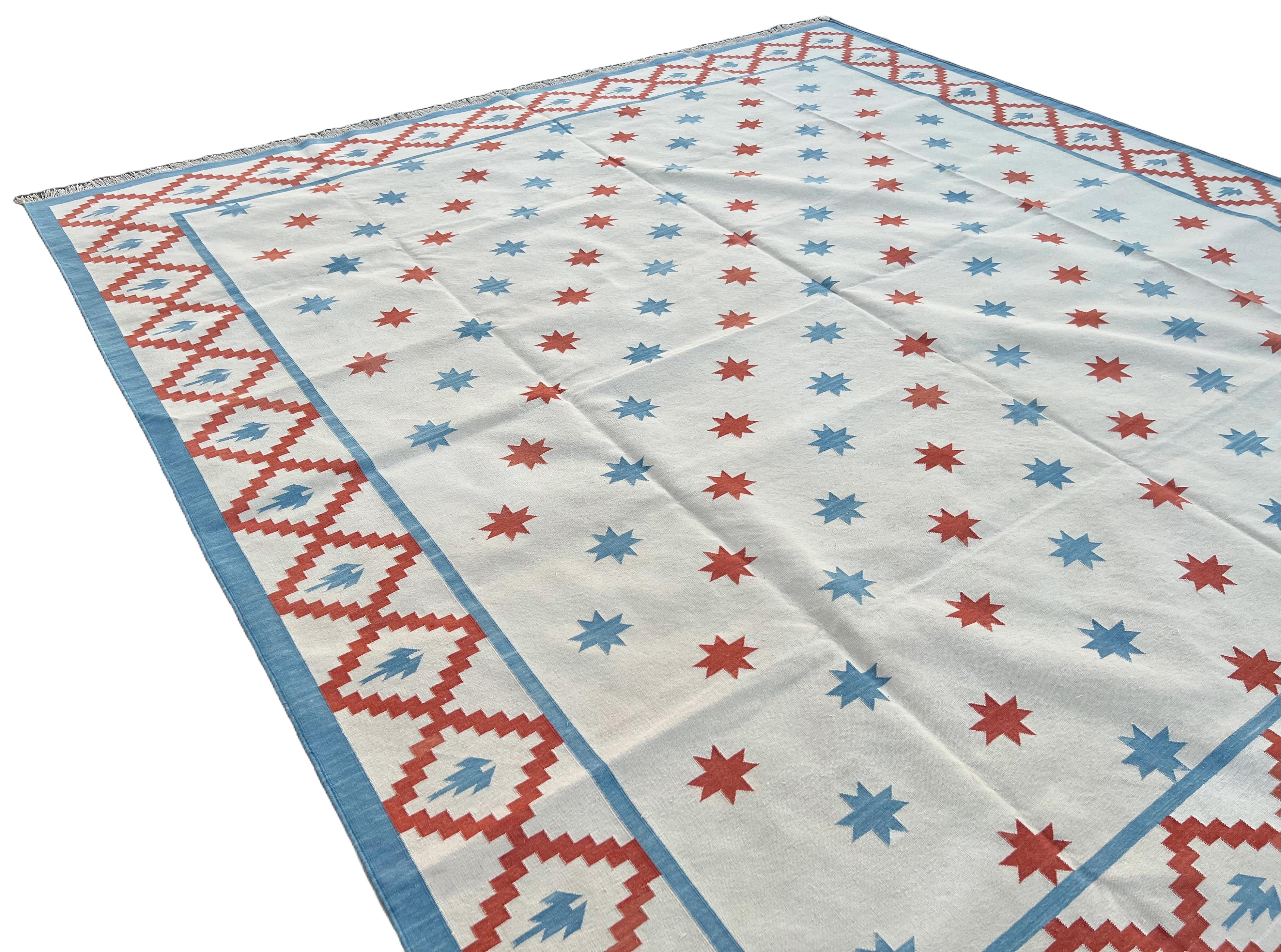 Handgefertigter Flachgewebe-Teppich aus Baumwolle, 8x10 Creme und Rot Indischer Stern Geometrischer Dhurrie im Zustand „Neu“ im Angebot in Jaipur, IN
