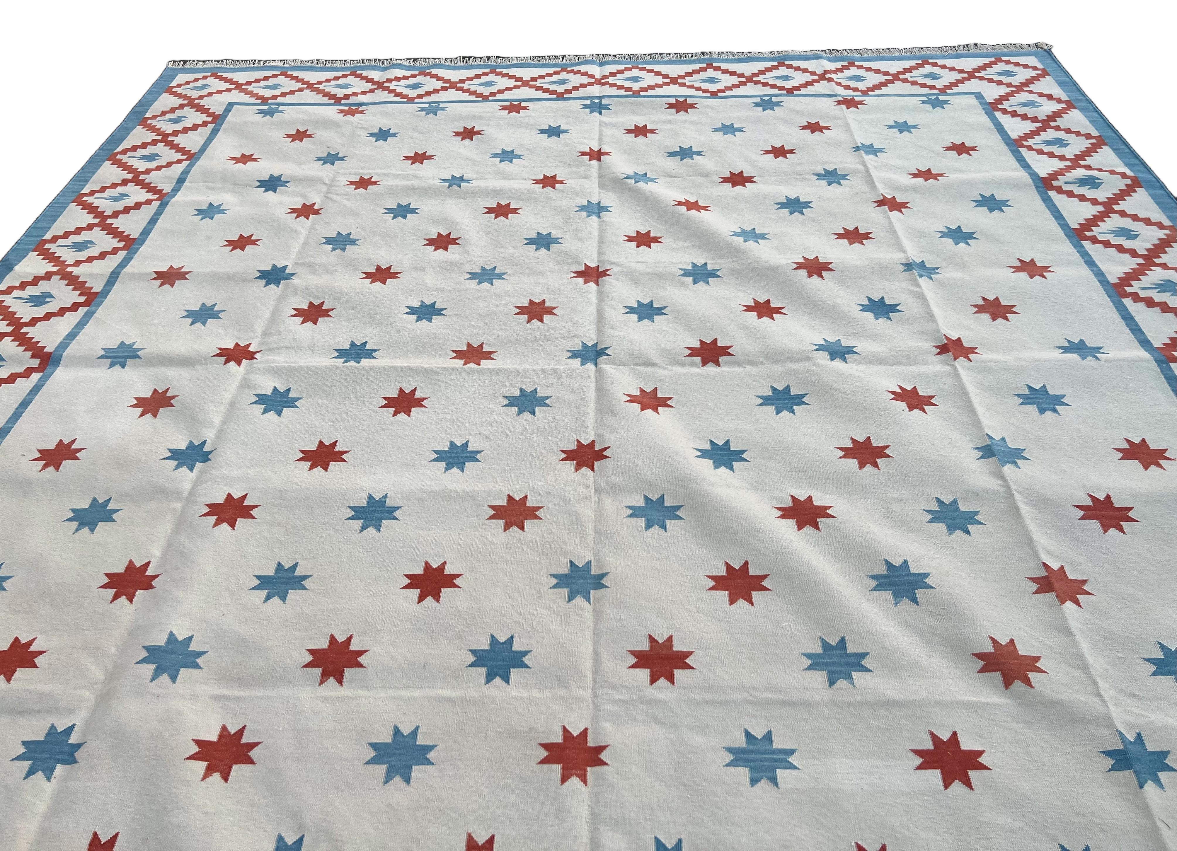 Handgefertigter Flachgewebe-Teppich aus Baumwolle, 8x10 Creme und Rot Indischer Stern Geometrischer Dhurrie im Angebot 1