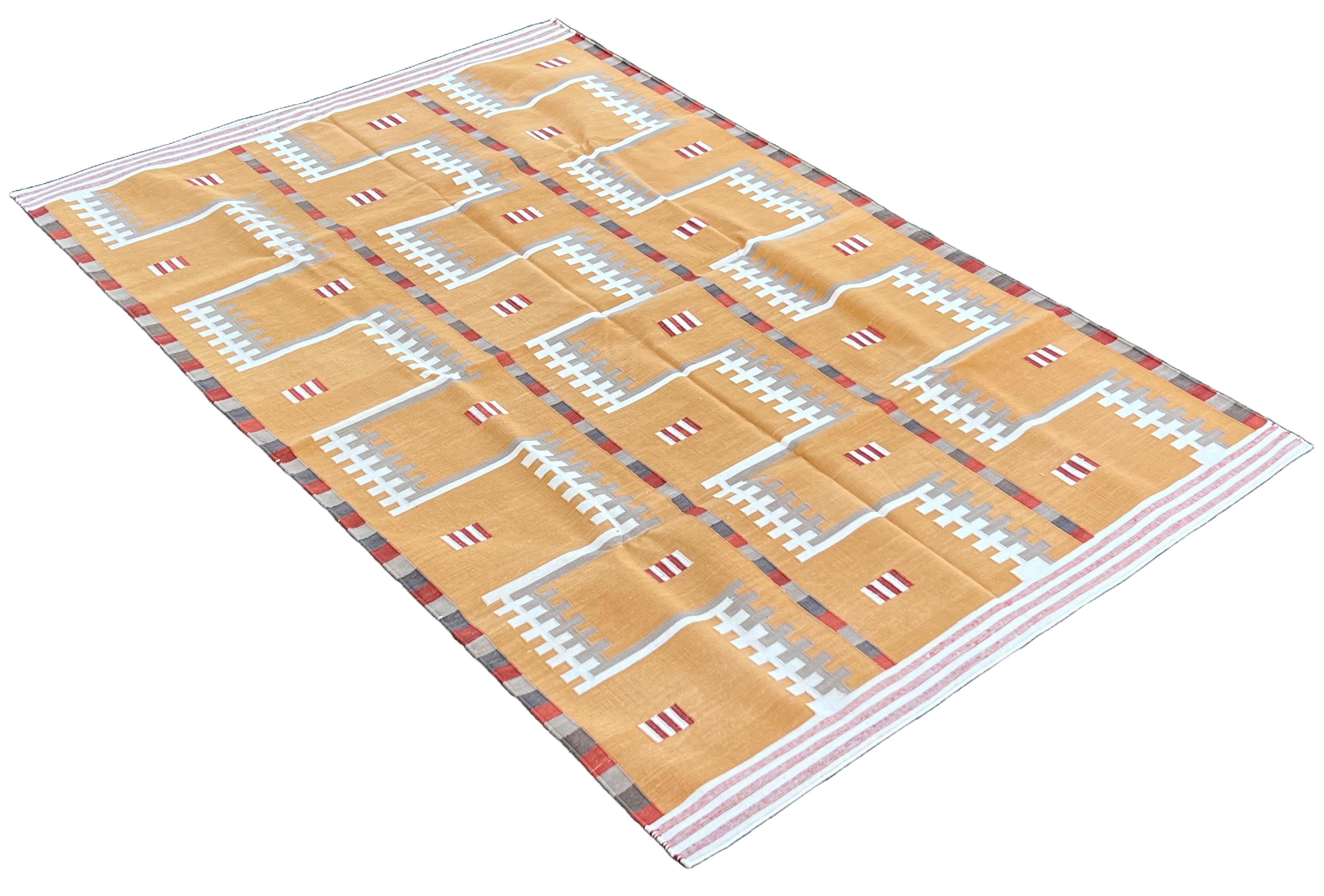 Handgefertigter Flachgewebe-Teppich aus Baumwolle, 8x10 Senf und Beige Geometrischer Indischer Dhurrie (Handgewebt) im Angebot