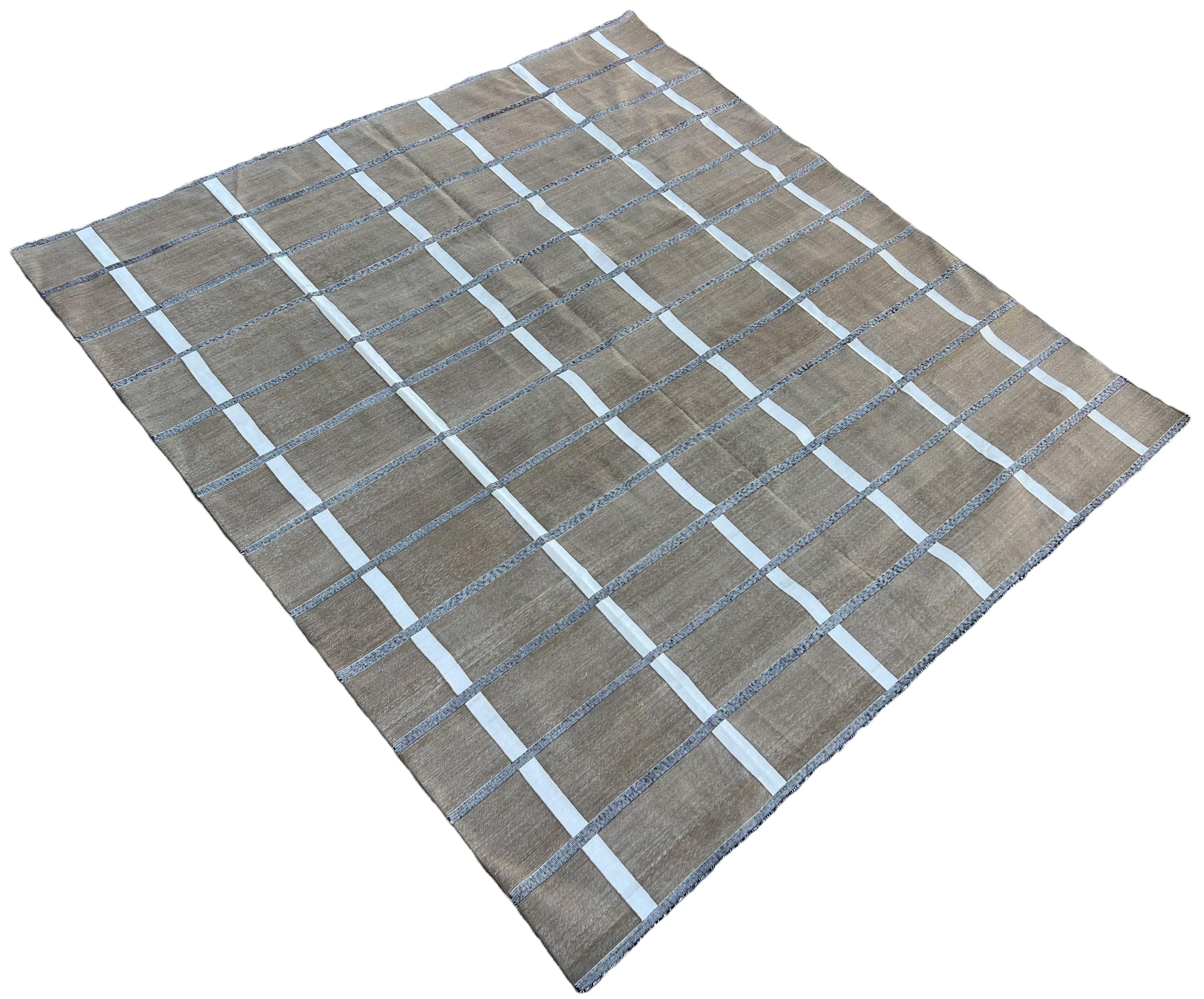 Tappeto geometrico a quadri indiani in cotone tinto al vegetale reversibile beige, crema e marrone caffè - 9'x9'
Queste speciali dhurry a trama piatta sono tessute a mano con un filo di cotone 100% a 15 strati. A causa delle speciali tecniche di