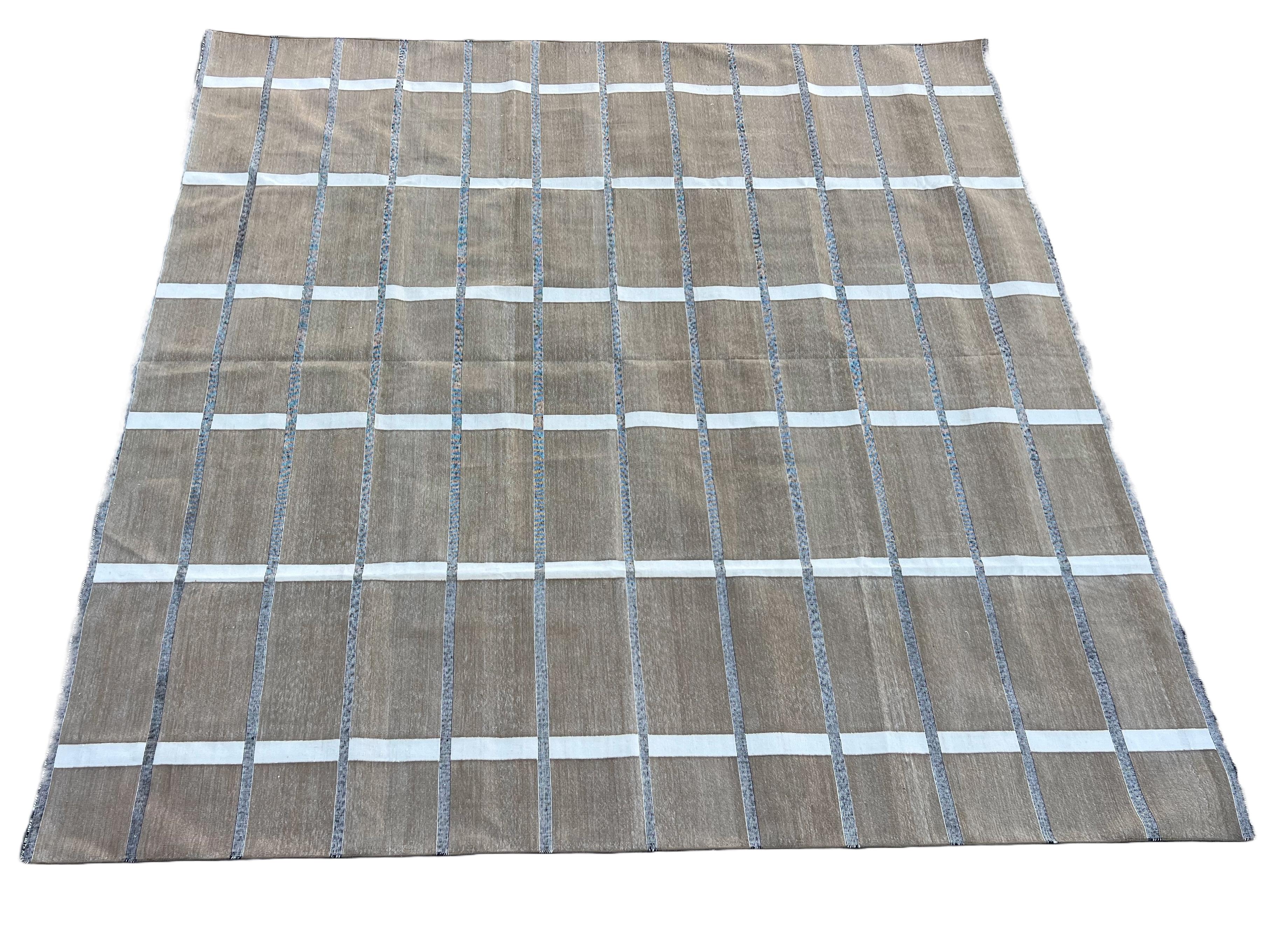 Mid-Century moderno Tappeto fatto a mano in cotone a trama piatta, 9x9 Tappeto indiano Dhurrie a quadretti beige e crema in vendita