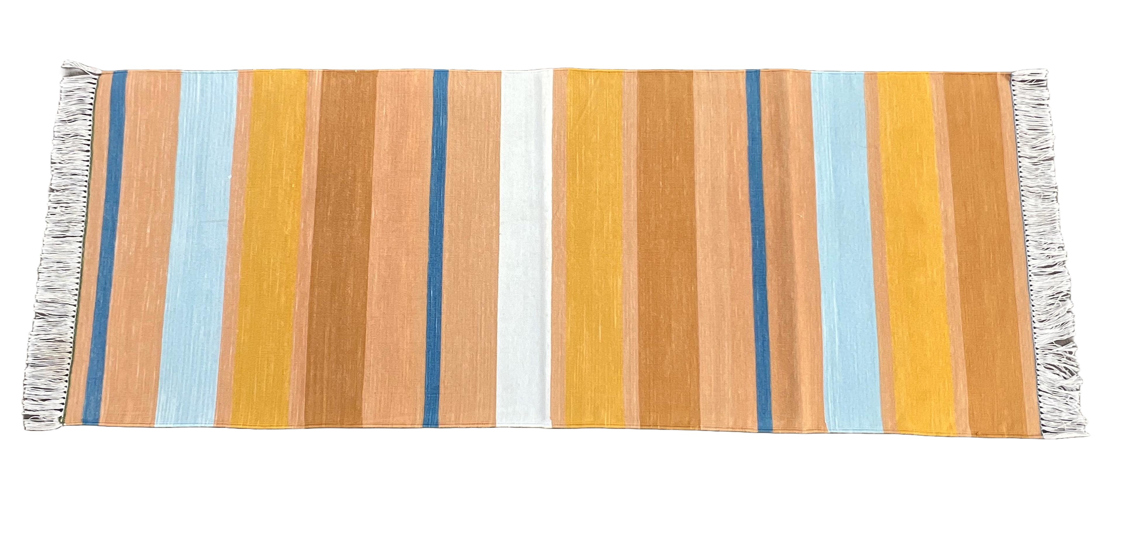 Runner in cotone Nature tinto al vegetale, Tan e Blue Indian Dhurrie-2'x5.5' (60x168cm)
Queste speciali dhurry a trama piatta sono tessute a mano con un filo di cotone 100% a 15 strati. A causa delle speciali tecniche di produzione utilizzate per