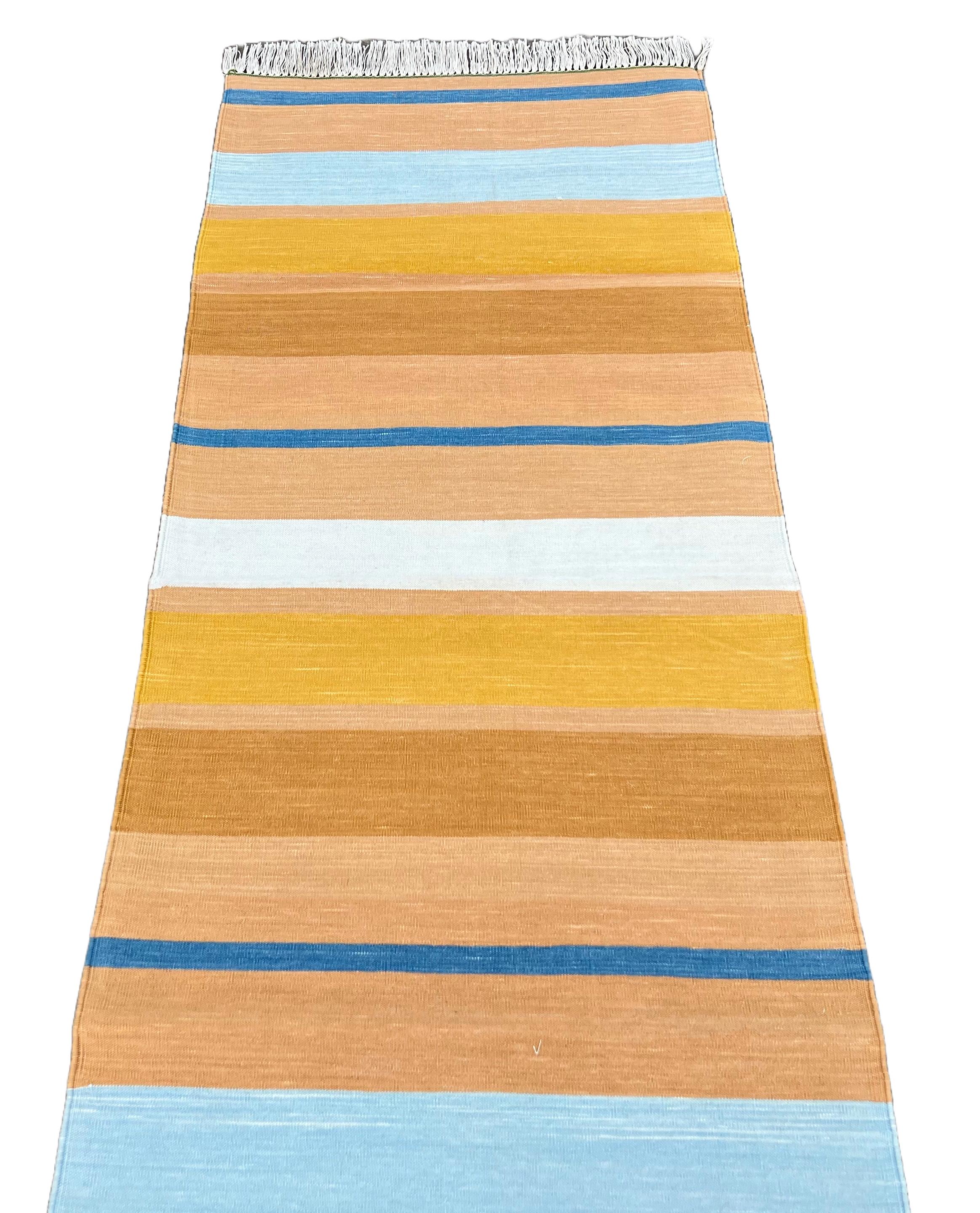 Tessuto a mano Runner fatto a mano in cotone a trama piatta, 2x5,5 piedi a strisce indiane blu e marrone in vendita