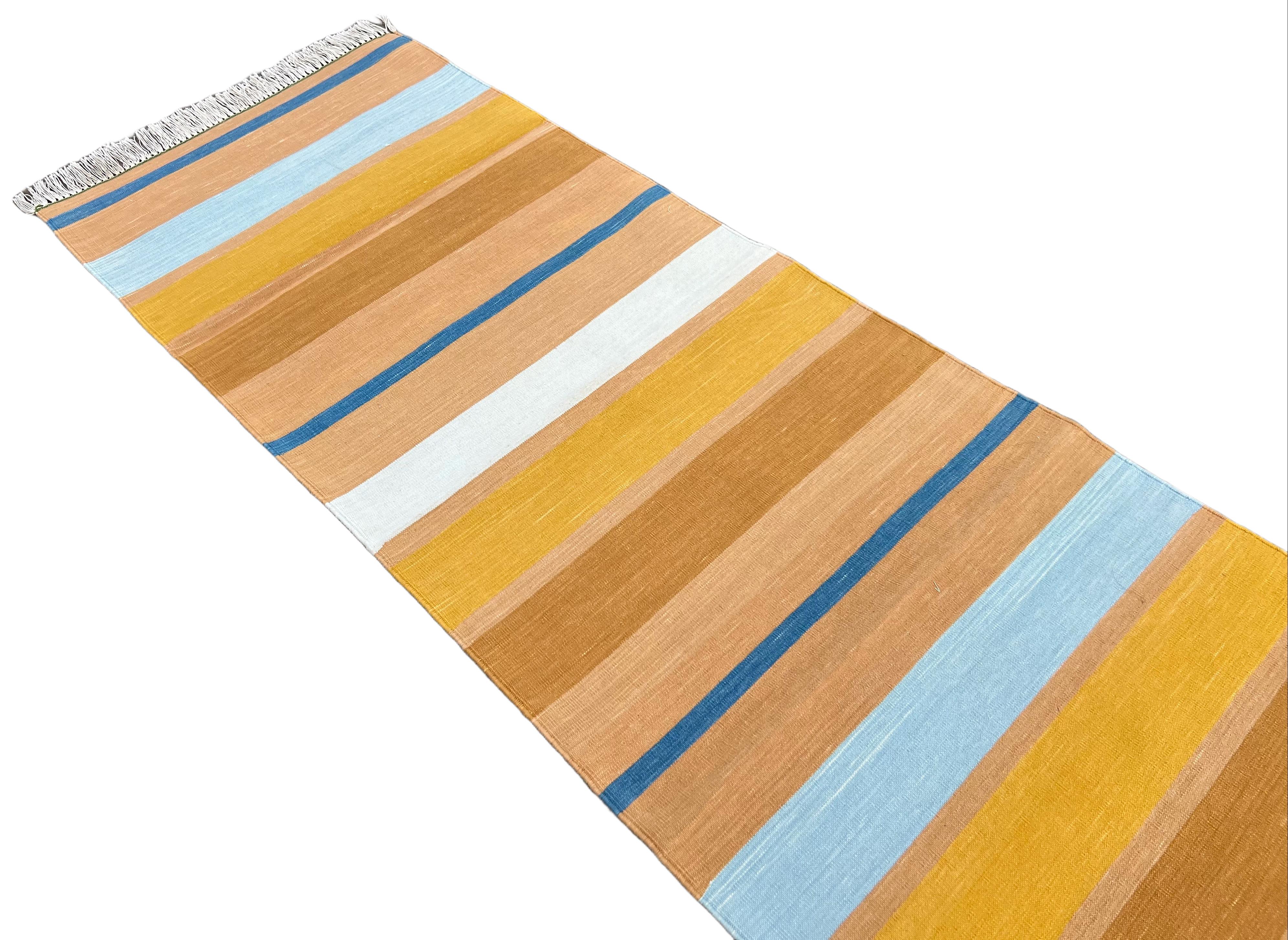 XXI secolo e contemporaneo Runner fatto a mano in cotone a trama piatta, 2x5,5 piedi a strisce indiane blu e marrone in vendita