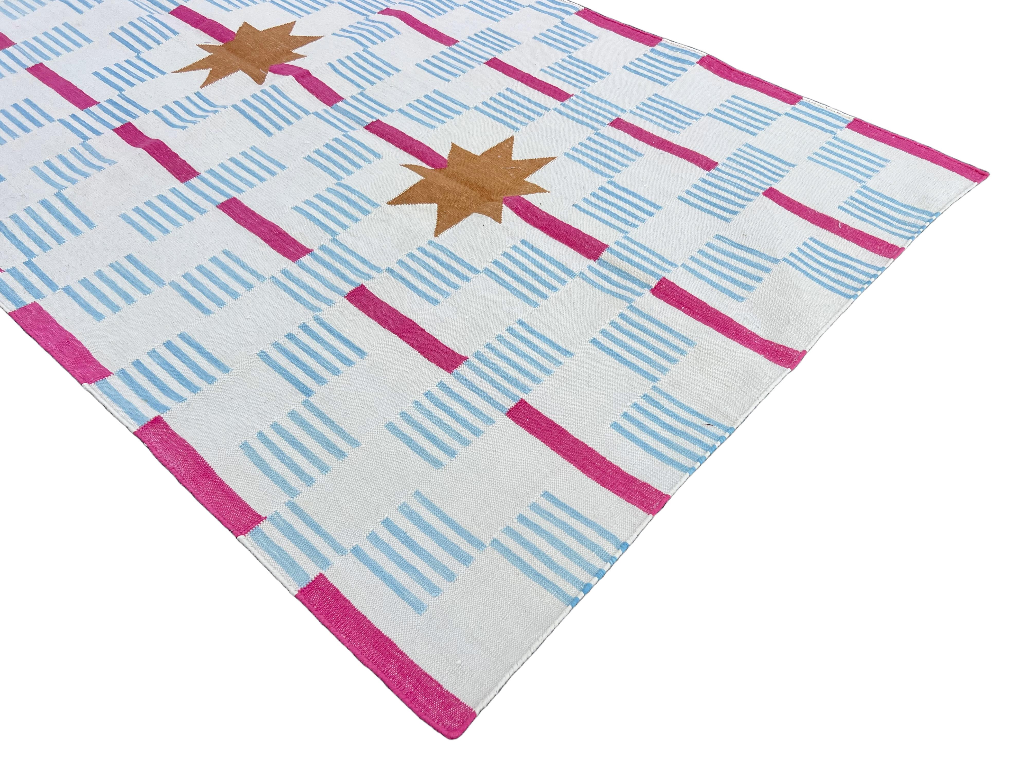 Handmade Cotton Flat Weave Runner, 4x14 White, Pink Star Dash Indian Dhurrie Rug In New Condition For Sale In Jaipur, IN