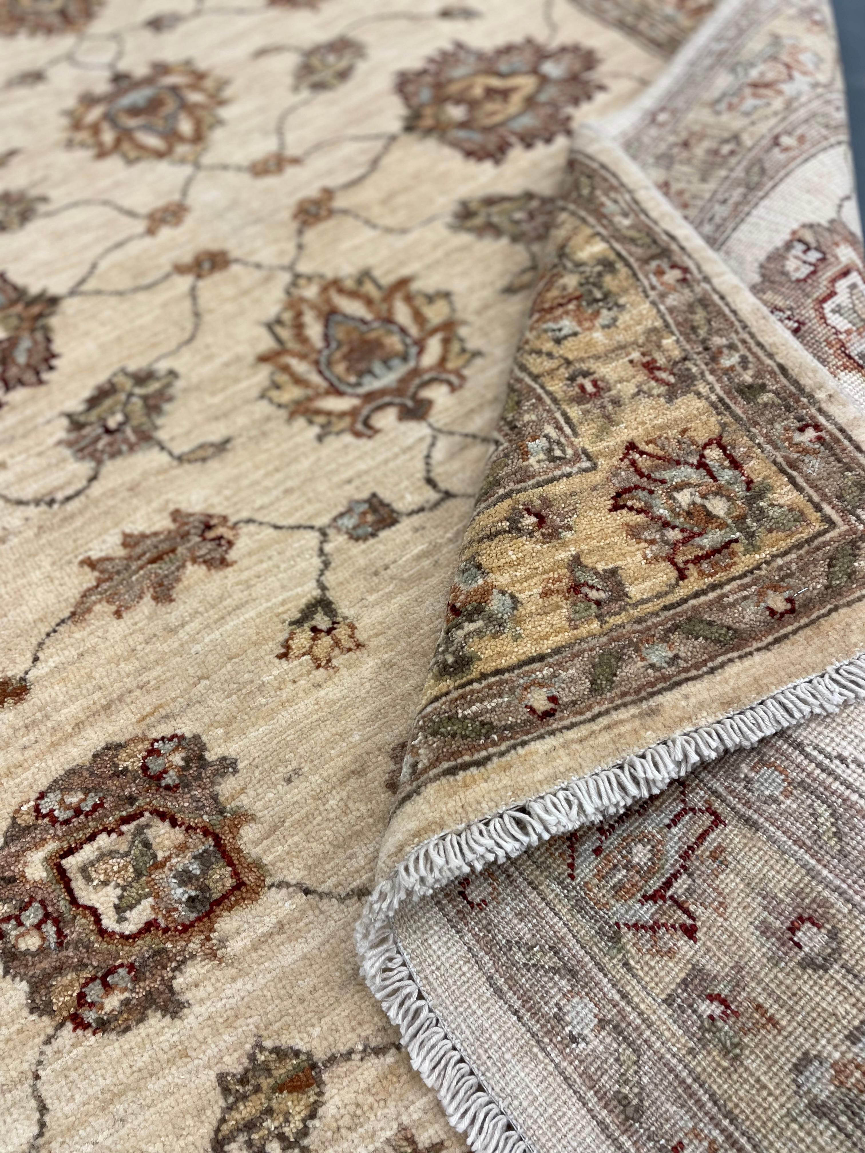 Handgefertigter cremefarbener Wollteppich, traditioneller Blumenteppich für Schlafzimmer und Wohnzimmer im Angebot 3