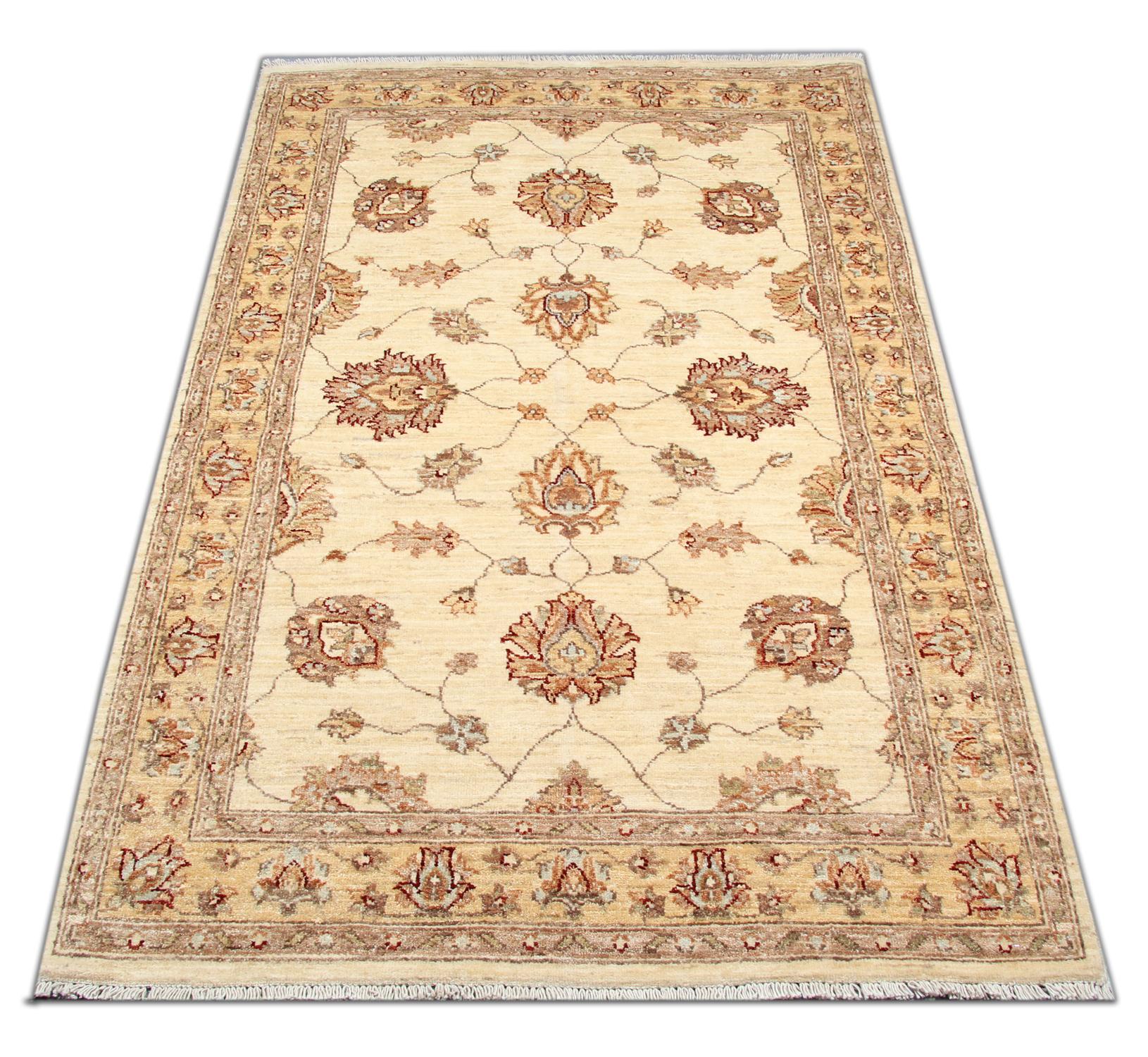 Der Cream Bedroom Rug Wool Handmade Carpet Small Floral Area Rug ist eine perfekte Mischung aus traditioneller Kunstfertigkeit und moderner Eleganz. Sie ist aus hochwertiger Wolle gefertigt und mit einem zarten Blumenmuster in beruhigenden Creme-,