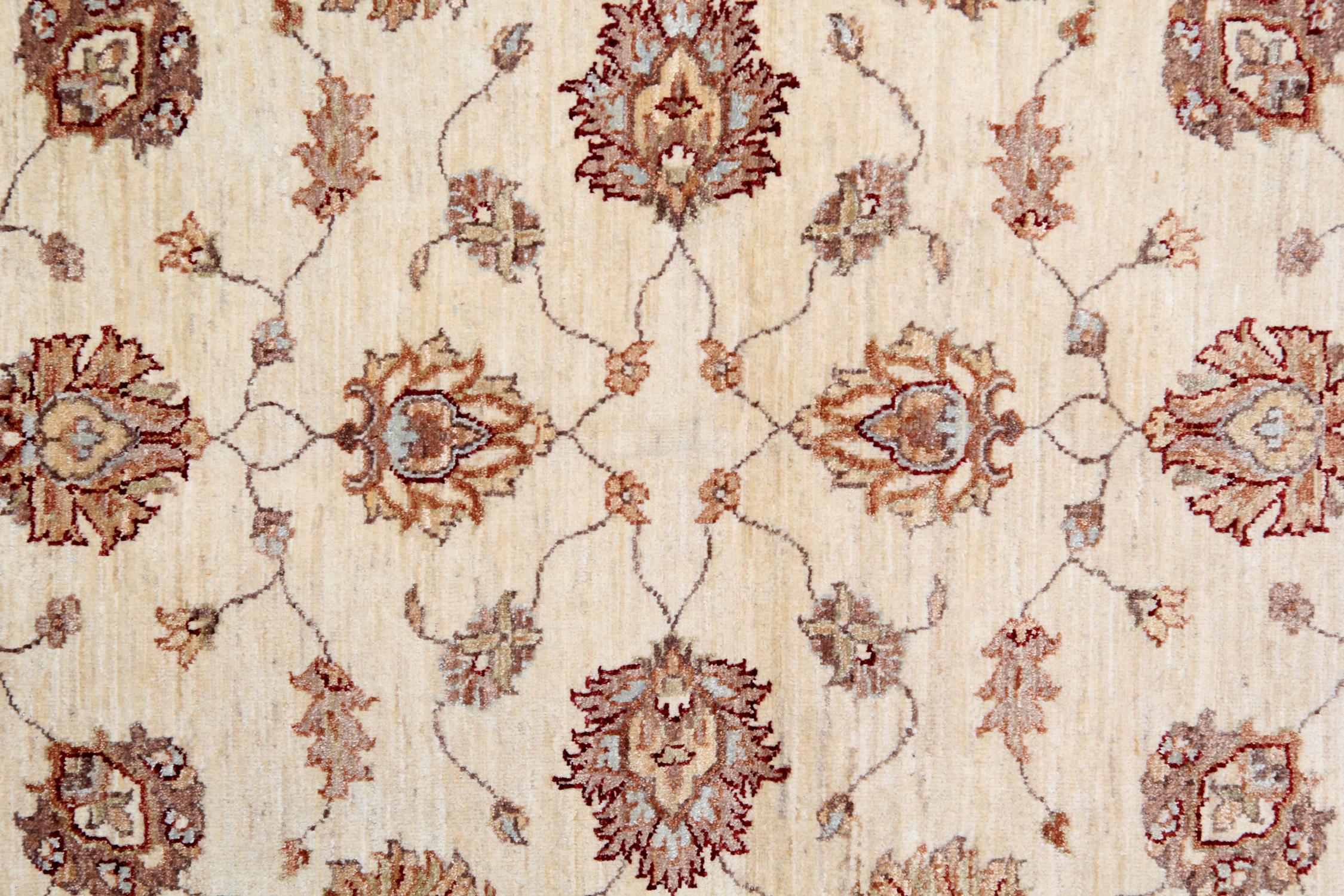 Handgefertigter cremefarbener Wollteppich, traditioneller Blumenteppich für Schlafzimmer und Wohnzimmer (Hollywood Regency) im Angebot