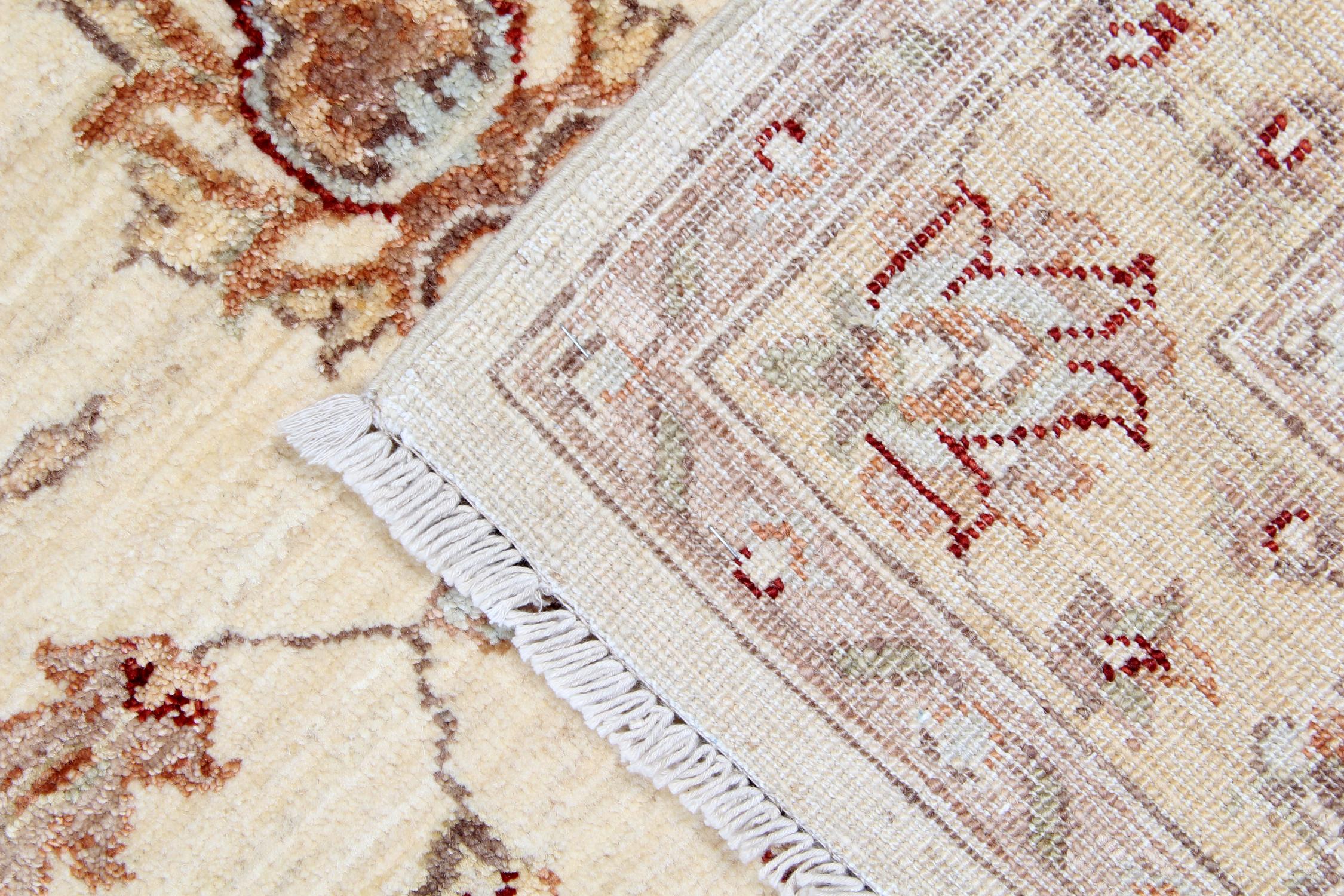 Handgefertigter cremefarbener Wollteppich, traditioneller Blumenteppich für Schlafzimmer und Wohnzimmer (Handgewebt) im Angebot