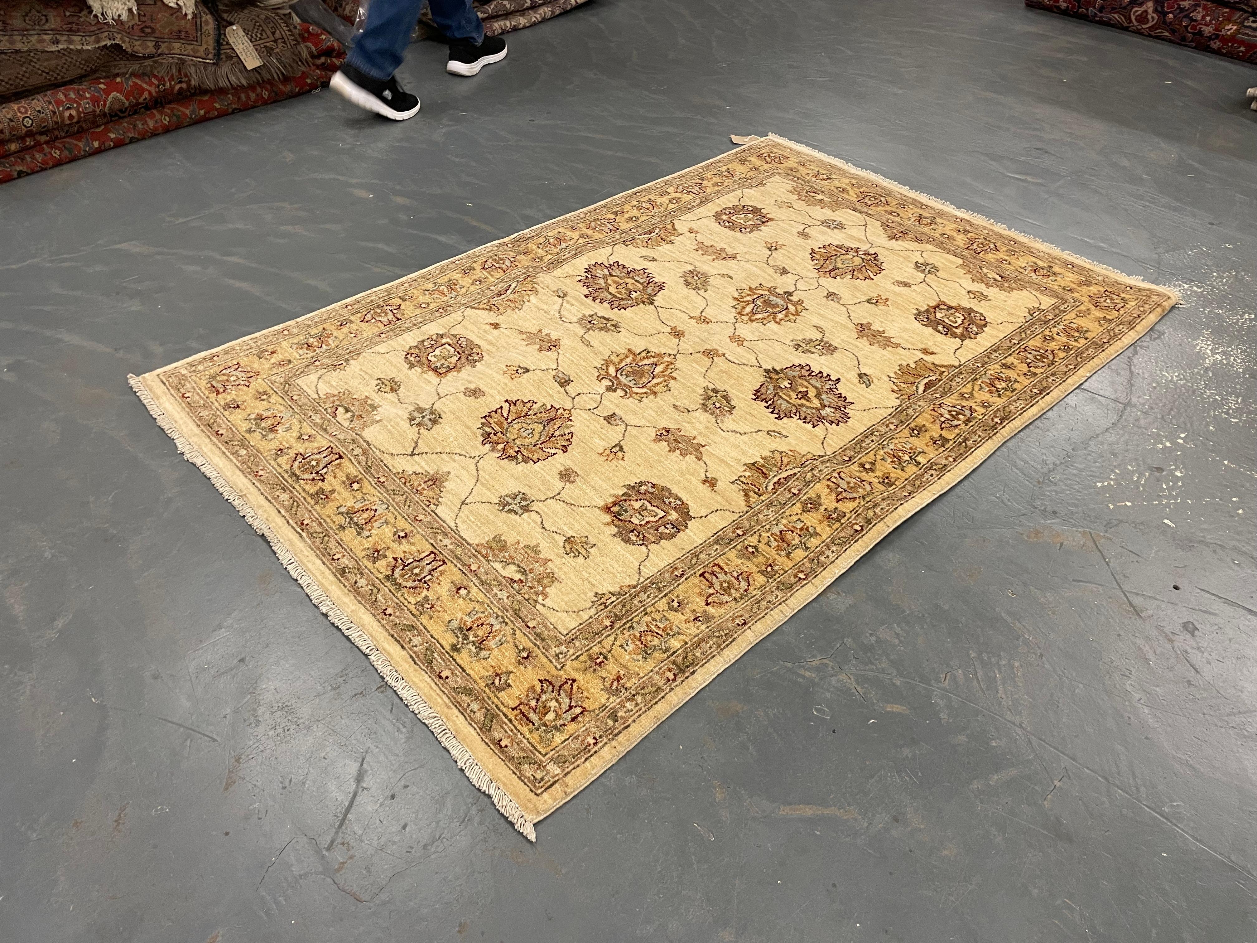 Handgefertigter cremefarbener Wollteppich, traditioneller Blumenteppich für Schlafzimmer und Wohnzimmer im Zustand „Hervorragend“ im Angebot in Wembley, GB