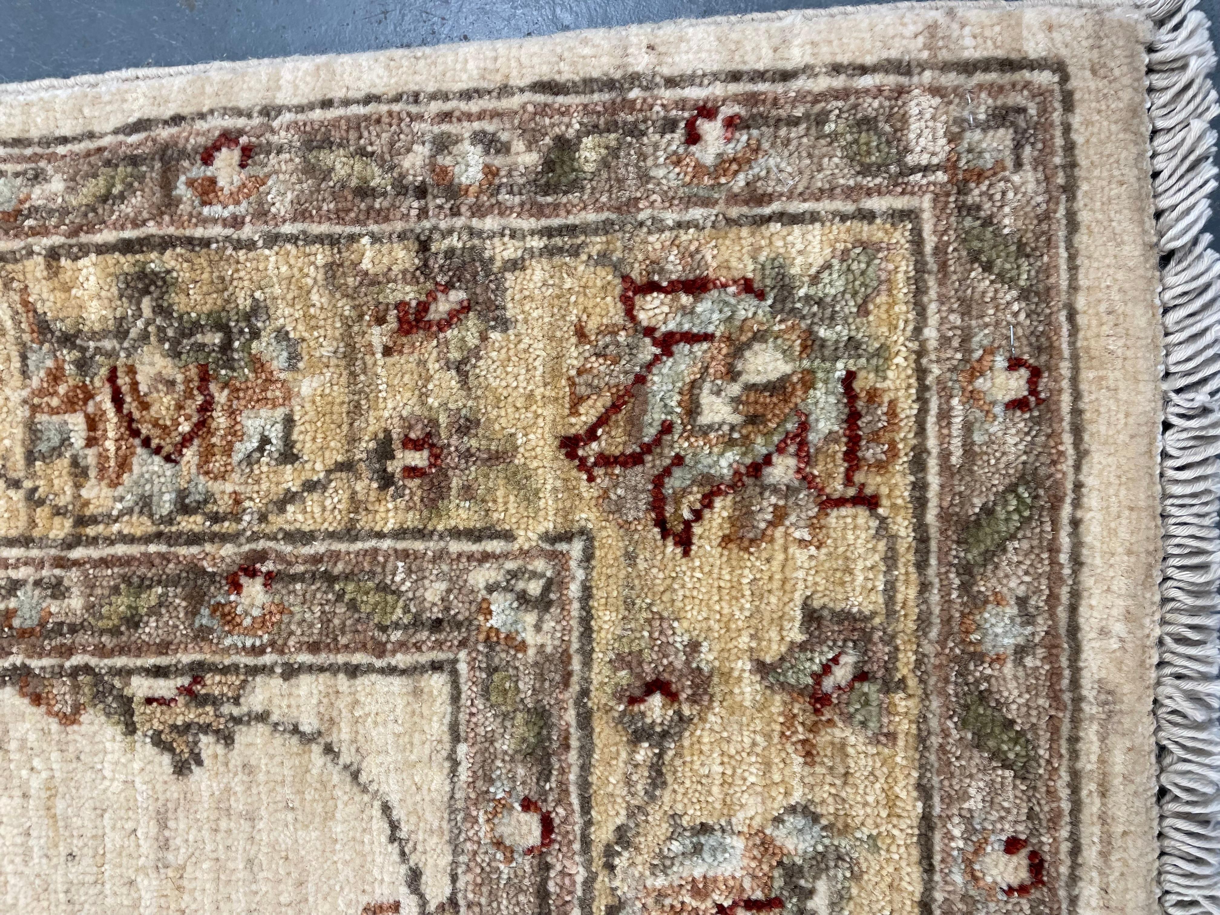 Handgefertigter cremefarbener Wollteppich, traditioneller Blumenteppich für Schlafzimmer und Wohnzimmer (Wolle) im Angebot