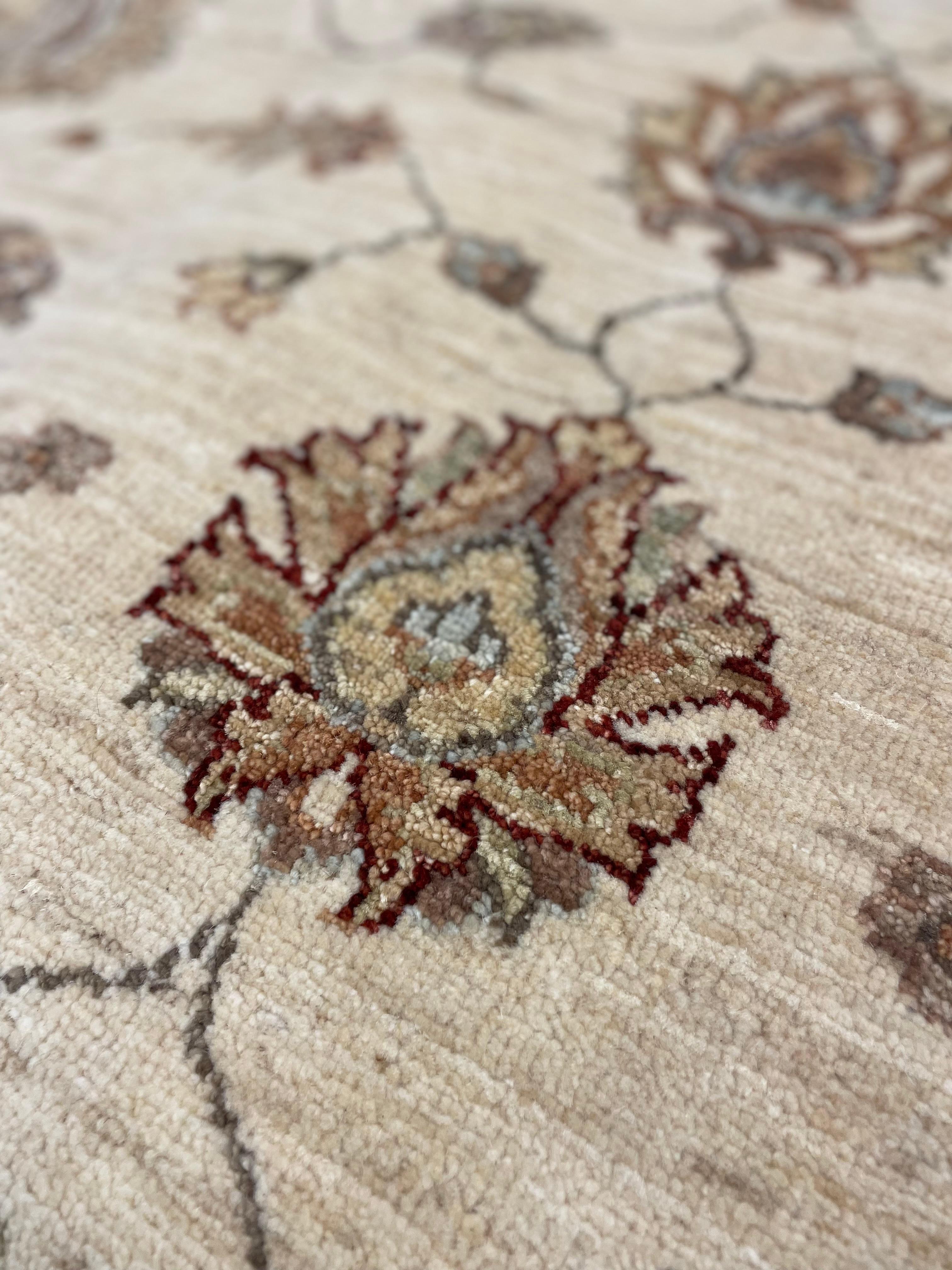 Handgefertigter cremefarbener Wollteppich, traditioneller Blumenteppich für Schlafzimmer und Wohnzimmer im Angebot 1