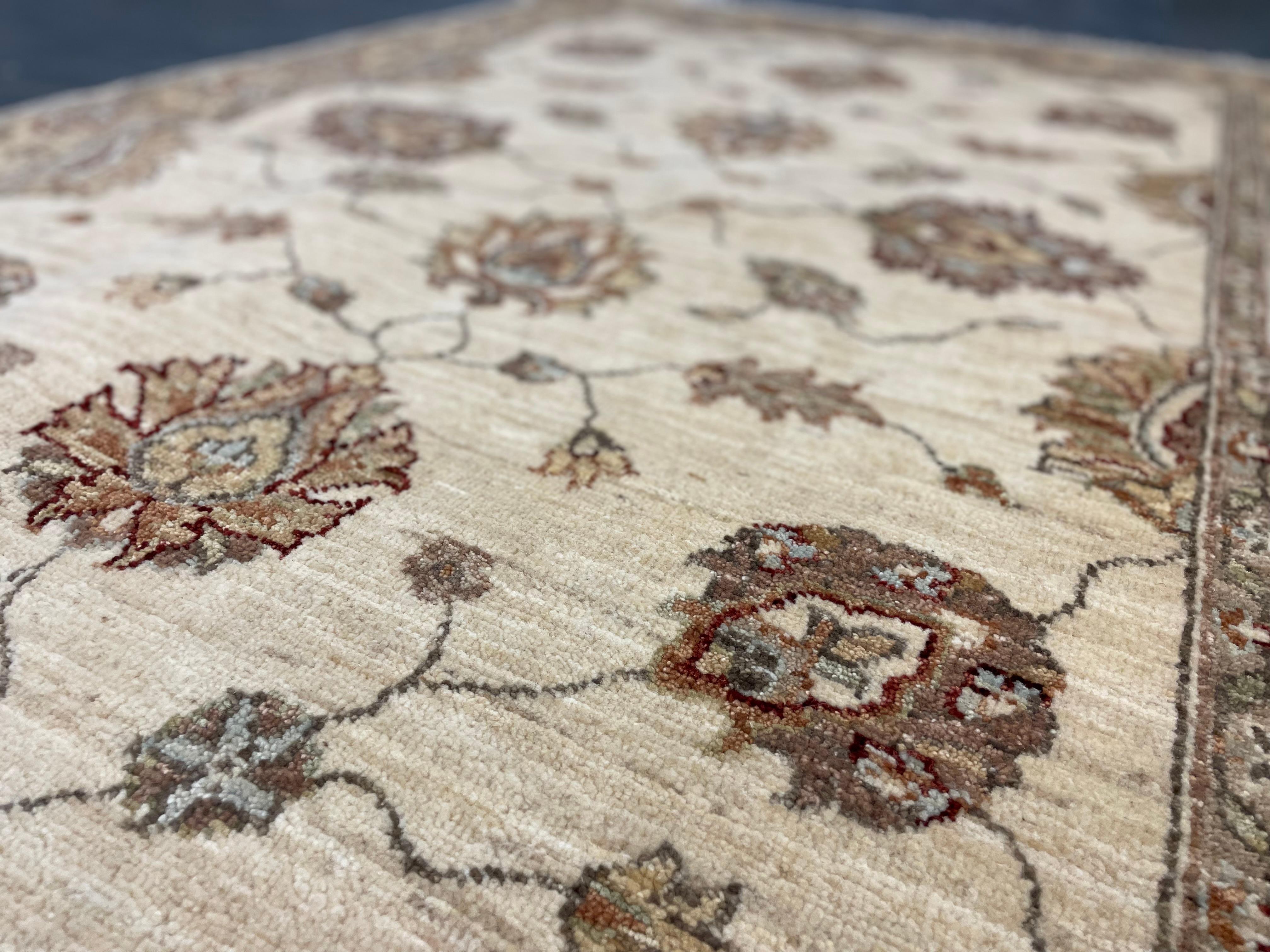 Handgefertigter cremefarbener Wollteppich, traditioneller Blumenteppich für Schlafzimmer und Wohnzimmer im Angebot 2