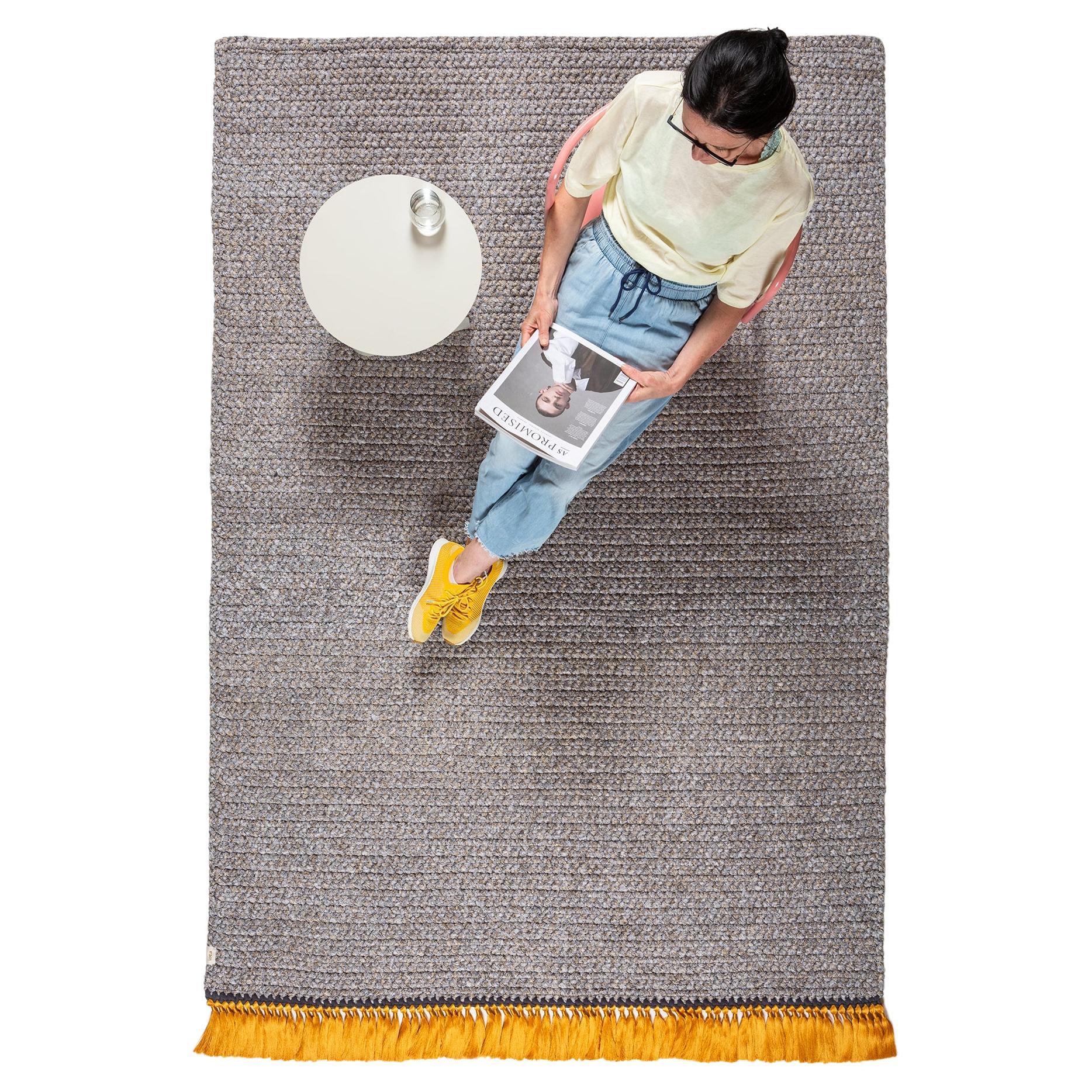 Handgefertigter gehäkelter 200x300 dicker Teppich in Grau Beige Golden mit Quasten im Angebot