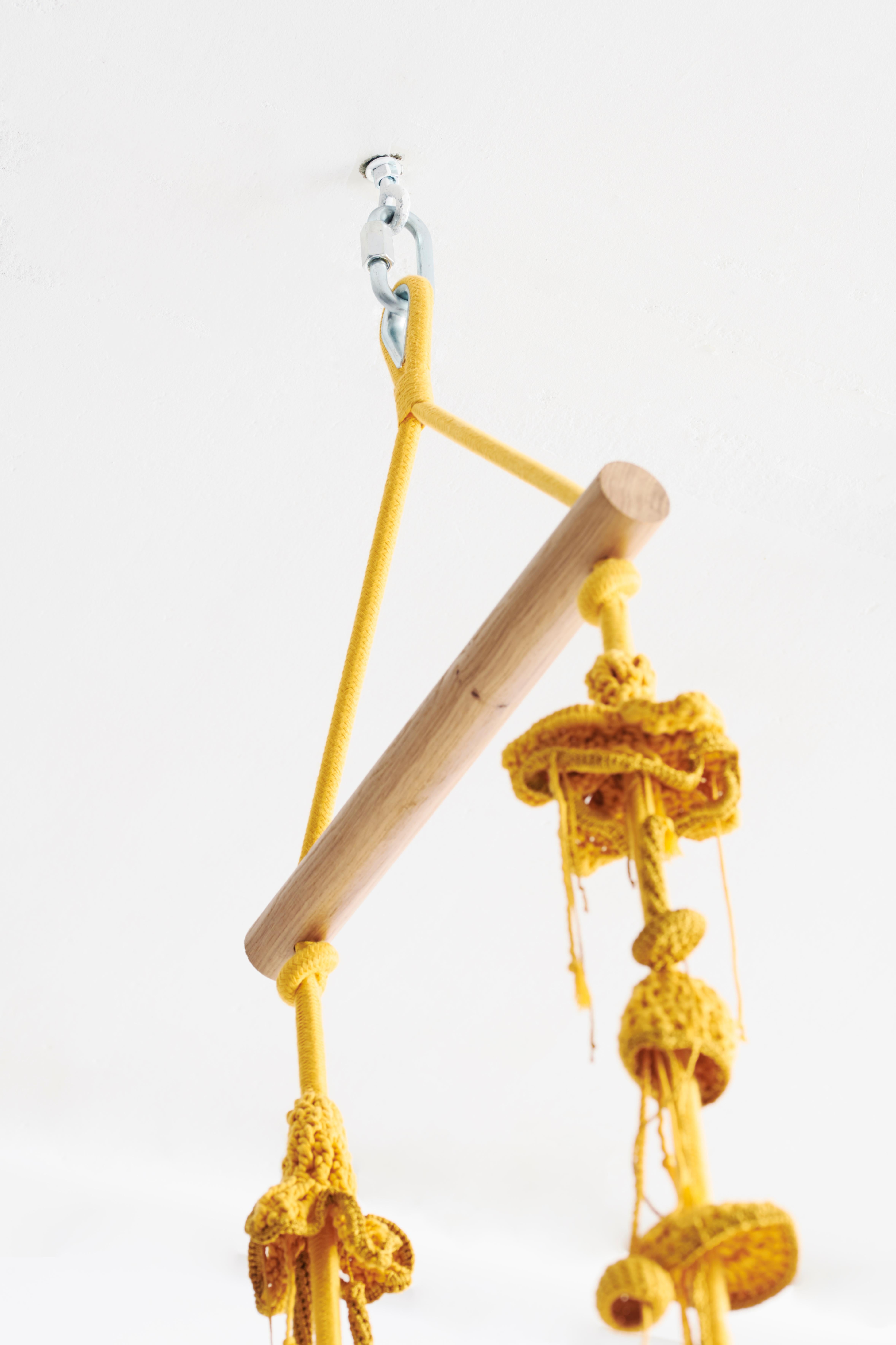 Gold Textil Swing Handgehäkelt aus Baumwolle & Polyester mit Sitz aus Eichenholz im Angebot 3