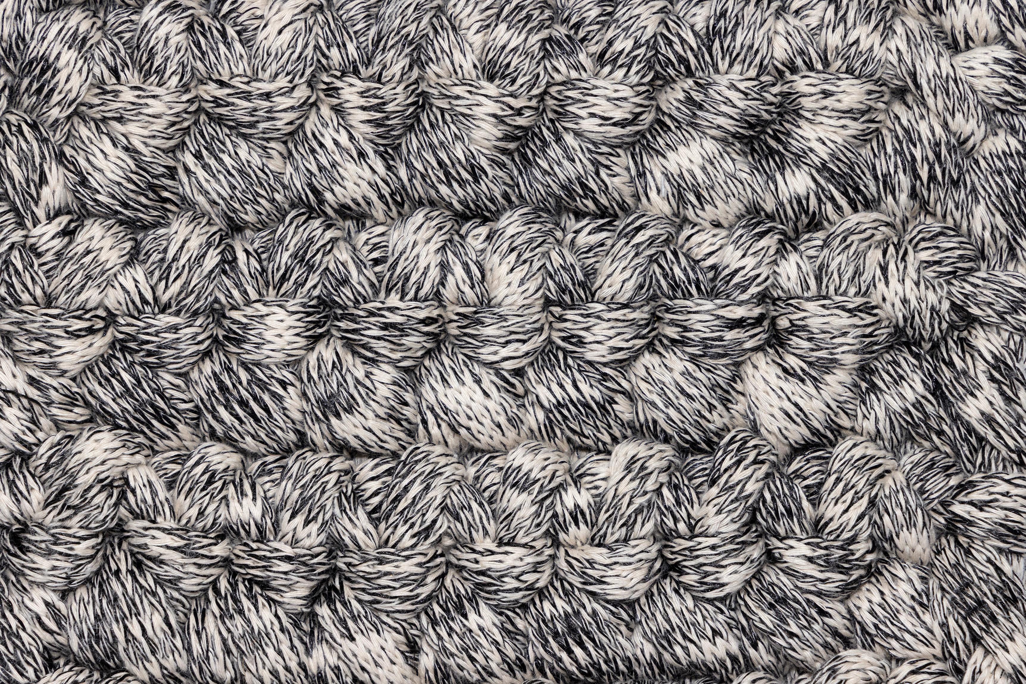 Handgefertigter gehäkelter dicker Teppich 170x240 cm in Grau, hell-beige, beige und schwarz mit Quasten (Baumwolle) im Angebot