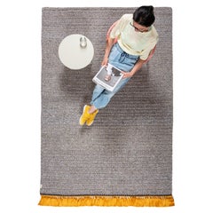 Handgefertigter gehäkelter dicker Teppich 170x240 cm in grauem Sand mit goldenen Quasten