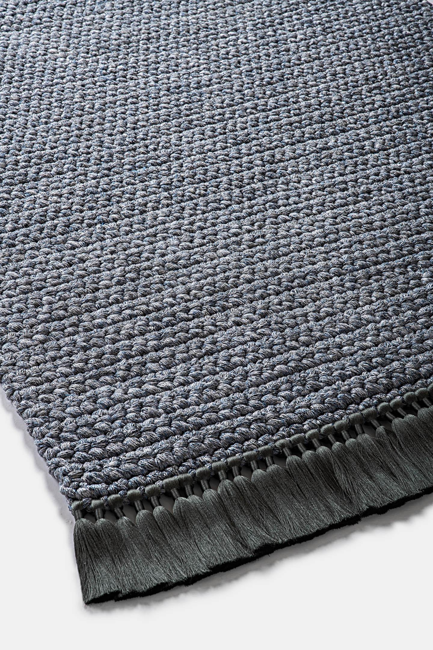 Handgefertigter gehäkelter dicker Teppich 120x200 cm in blau-grauen Farben mit grauen Quasten (Baumwolle) im Angebot
