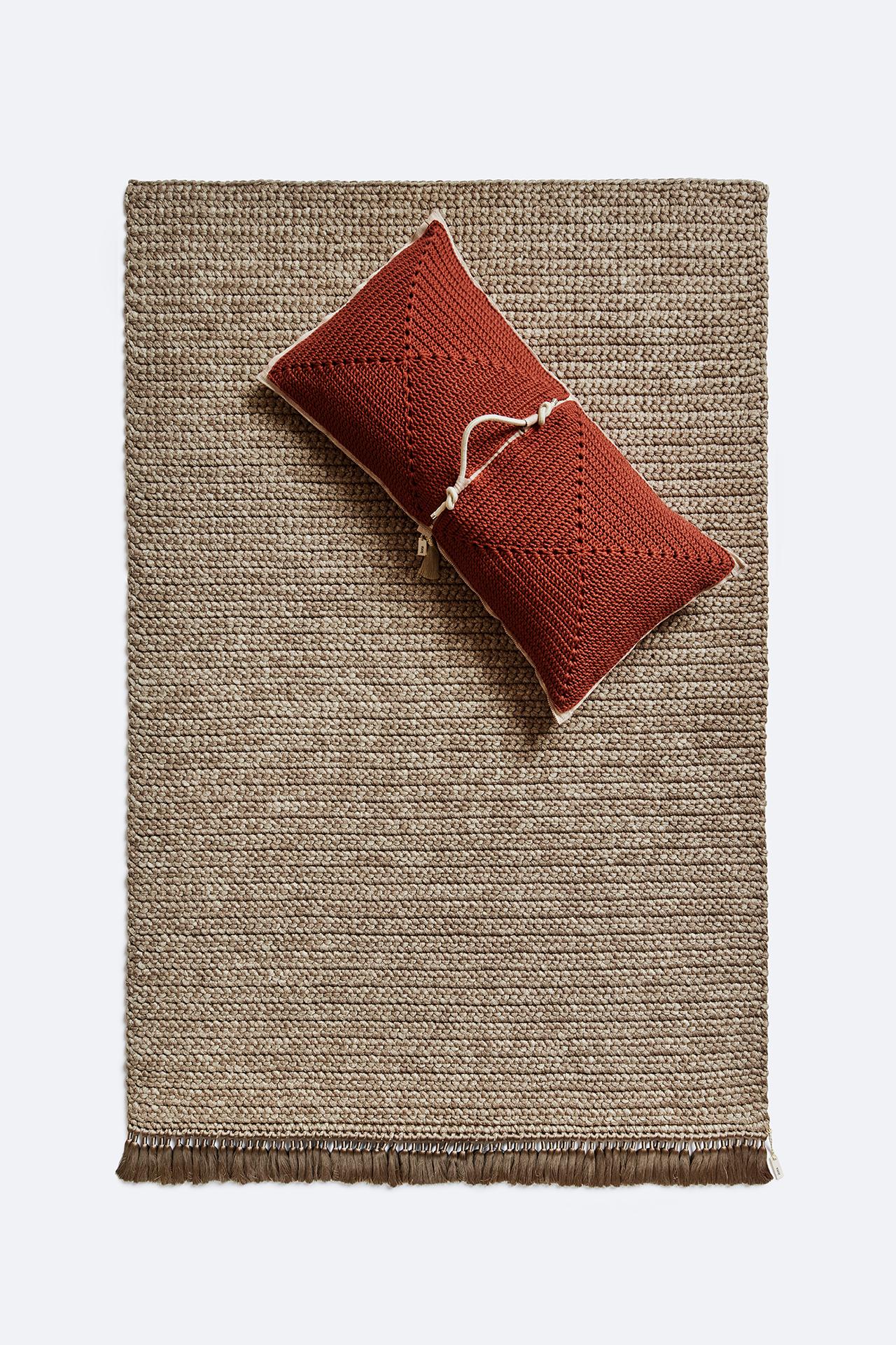 Handgehäkelter dicker Teppich 170x240 cm in Kakao Brown Beige Farben (Handgefertigt) im Angebot