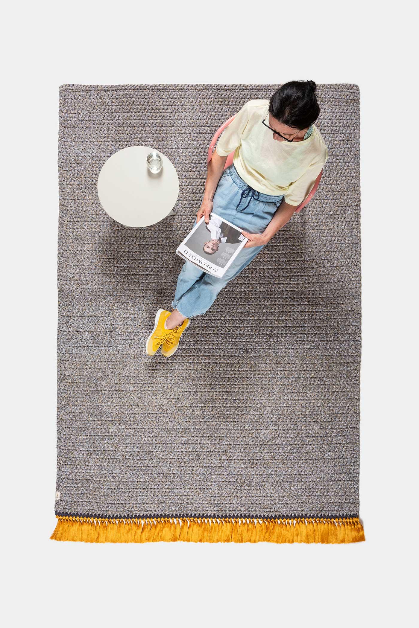 IOTA-Teppiche sind dick, weich, handgestrickt und luxuriös, dreimal dicker als ein Standardteppich. Die Two Tone Medium Teppiche erzeugen einen subtilen Farbverlauf, der jeden Raum erhellt. Sie eignen sich sowohl für eine intime Ecke im Wohnbereich