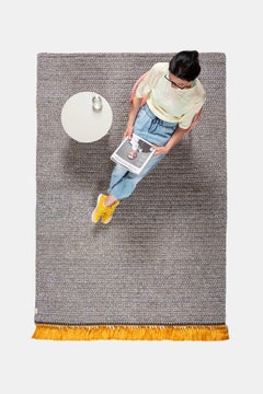 Handgefertigter gehäkelter dicker Teppich 170x240 cm in grauem Sand mit goldenen Quasten