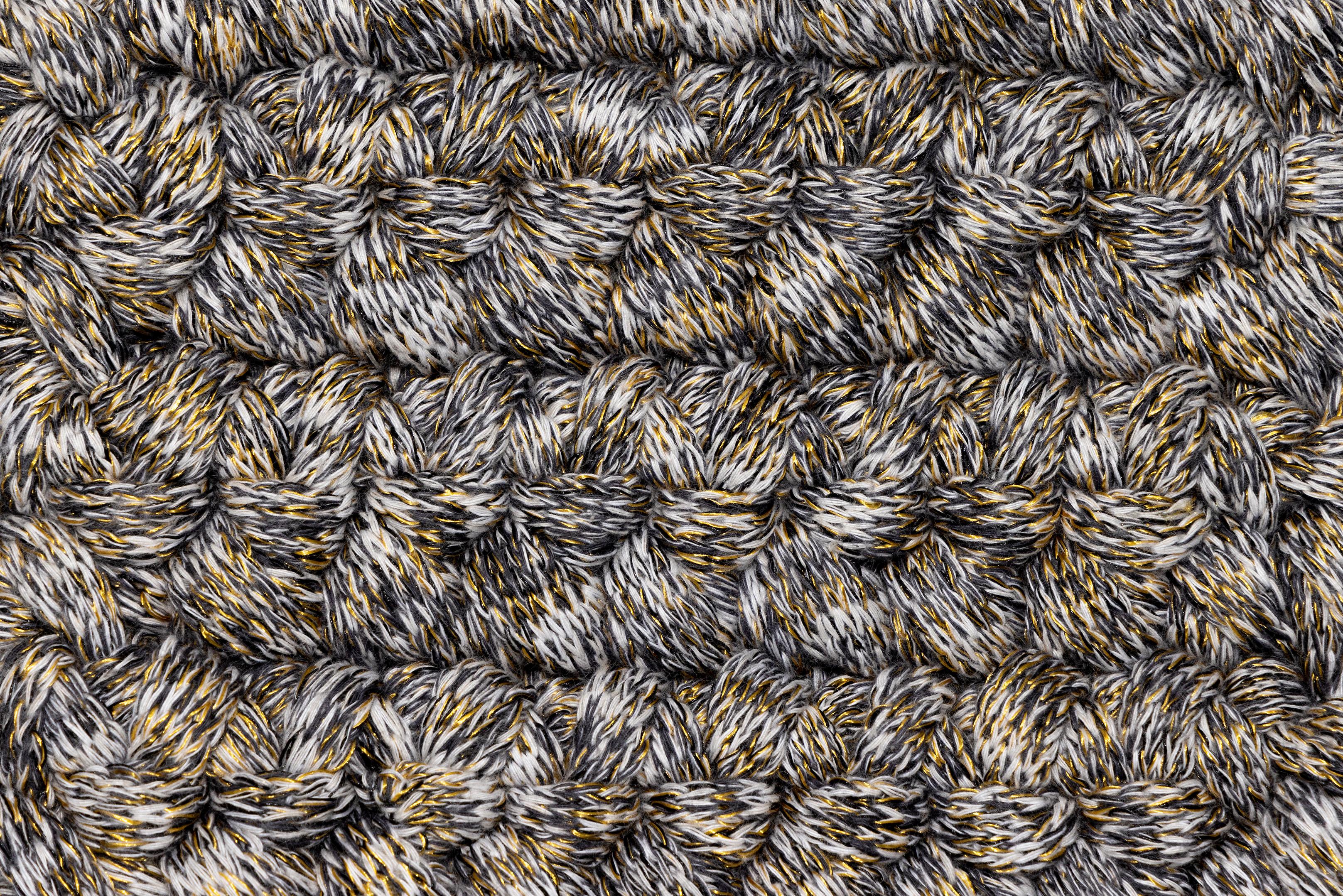 Handgefertigter gehäkelter dicker Teppich 170x240 cm in grauem Sand mit goldenen Quasten (21. Jahrhundert und zeitgenössisch) im Angebot