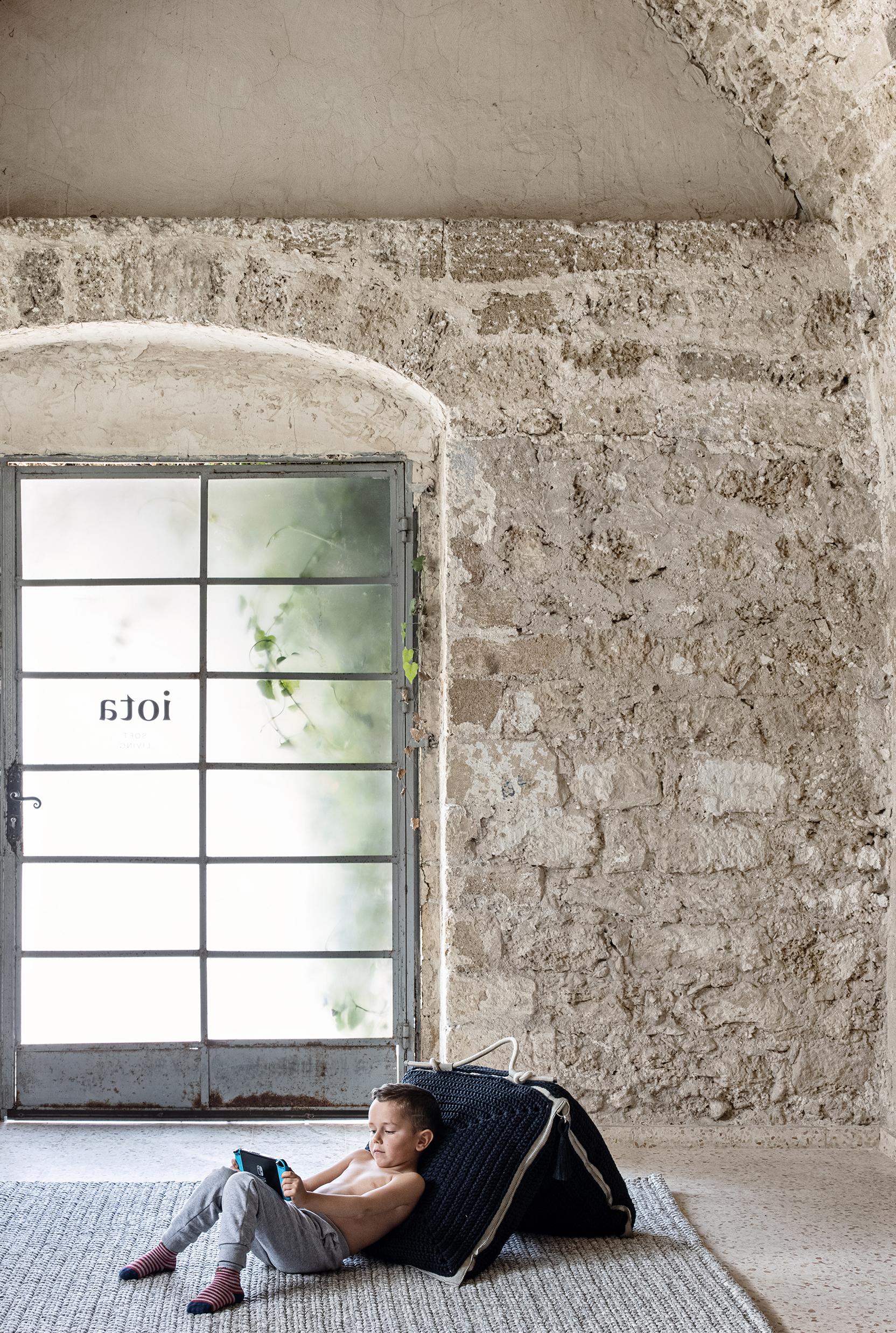 Handgefertigter gehäkelter dicker Teppich 170x240 cm in Grau, hell-beige, beige und schwarz mit Quasten im Zustand „Neu“ im Angebot in Tel Aviv, IL