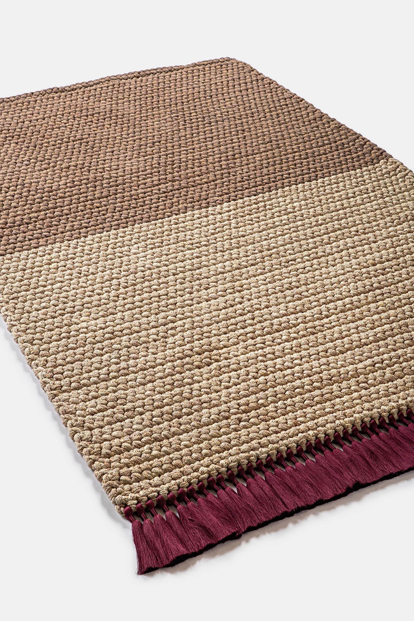 Handgehäkelter zweifarbiger Teppich 120x200 cm in Beige Brown Farben mit Quasten (Handgefertigt) im Angebot