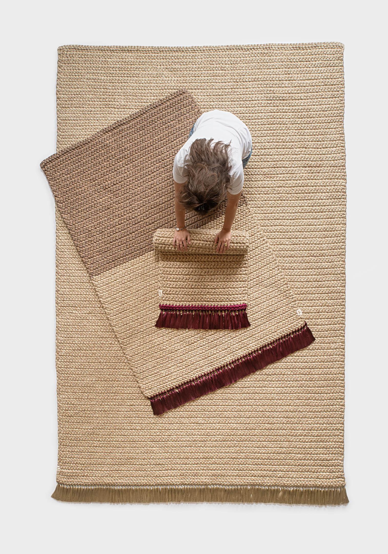 Handgehäkelter zweifarbiger Teppich 120x200 cm in Beige Brown Farben mit Quasten (21. Jahrhundert und zeitgenössisch) im Angebot