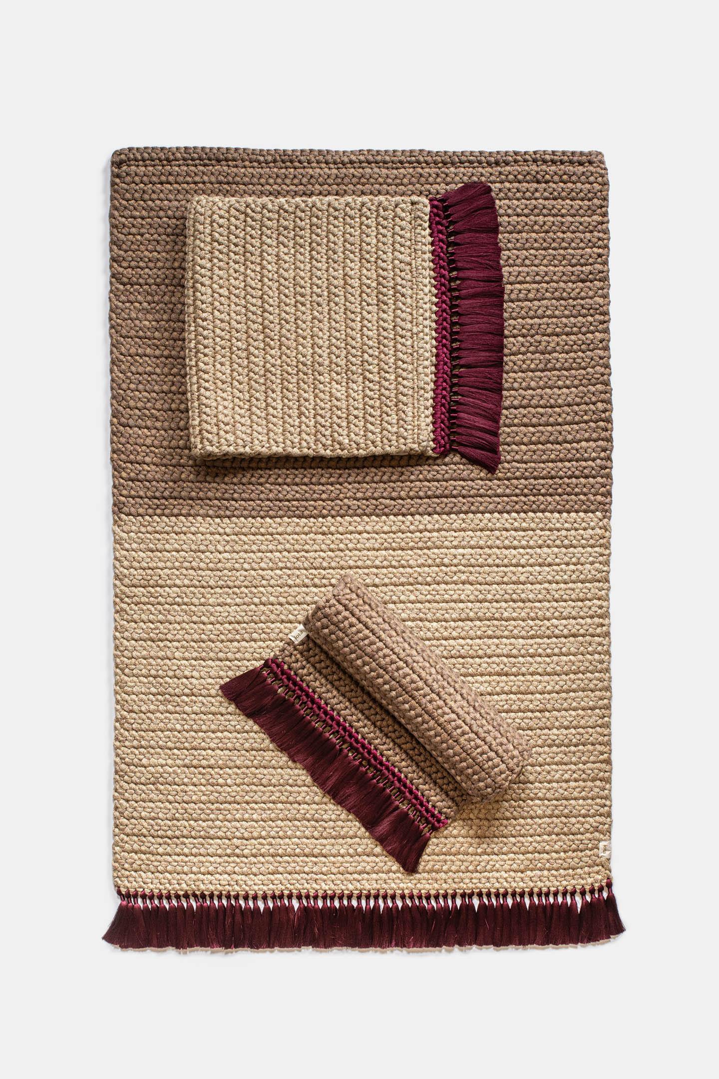 Handgehäkelter zweifarbiger Teppich 120x200 cm in Beige Brown Farben mit Quasten (Polyester) im Angebot