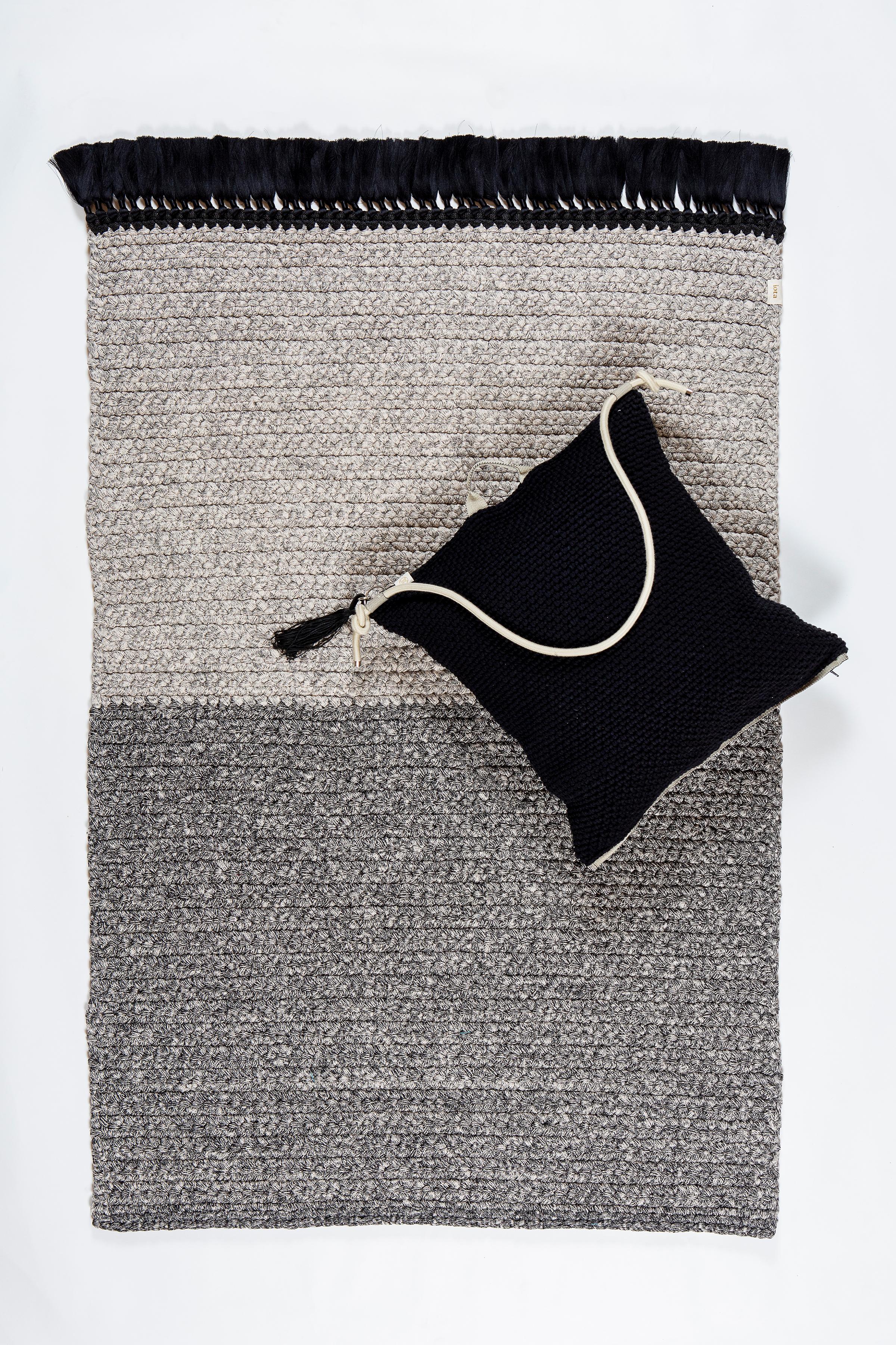 Handgefertigter gehäkelter zweifarbiger gehäkelter Teppich 120X200 cm in Schwarz mit schwarzen Quasten im Angebot 5