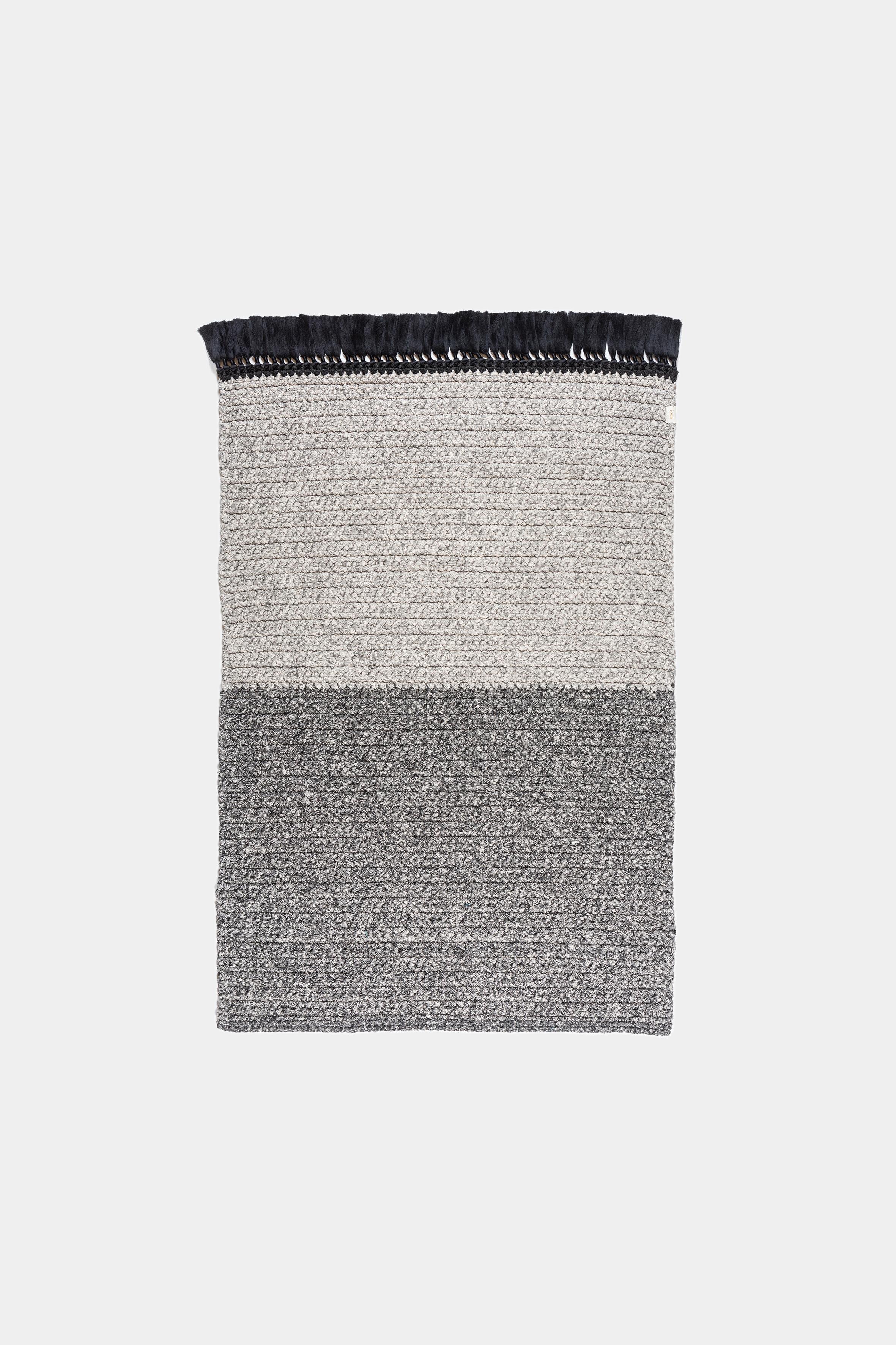 Handgefertigter gehäkelter zweifarbiger gehäkelter Teppich 120X200 cm in Schwarz mit schwarzen Quasten im Angebot 7