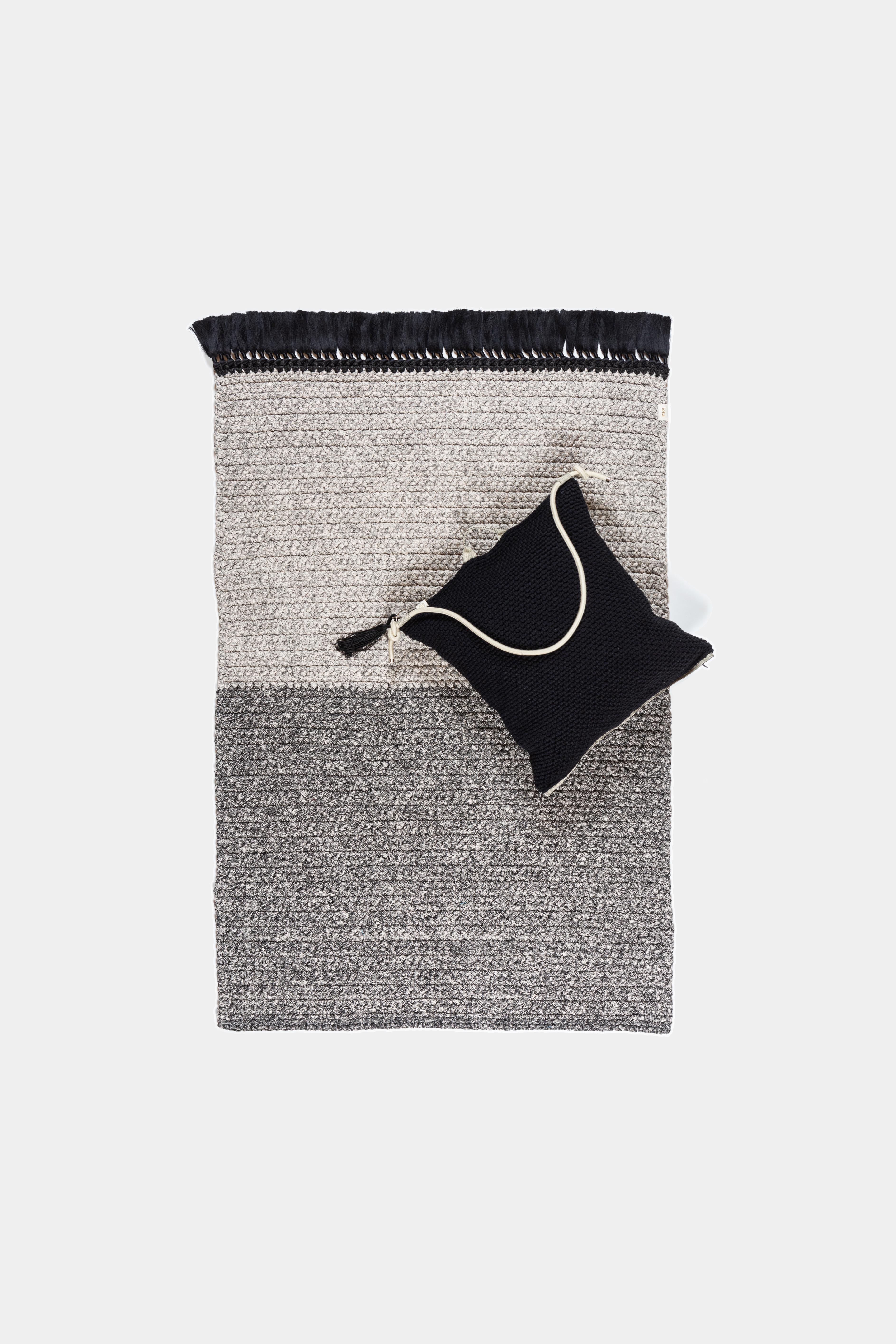 Handgefertigter gehäkelter zweifarbiger gehäkelter Teppich 120X200 cm in Schwarz mit schwarzen Quasten im Zustand „Neu“ im Angebot in Tel Aviv, IL