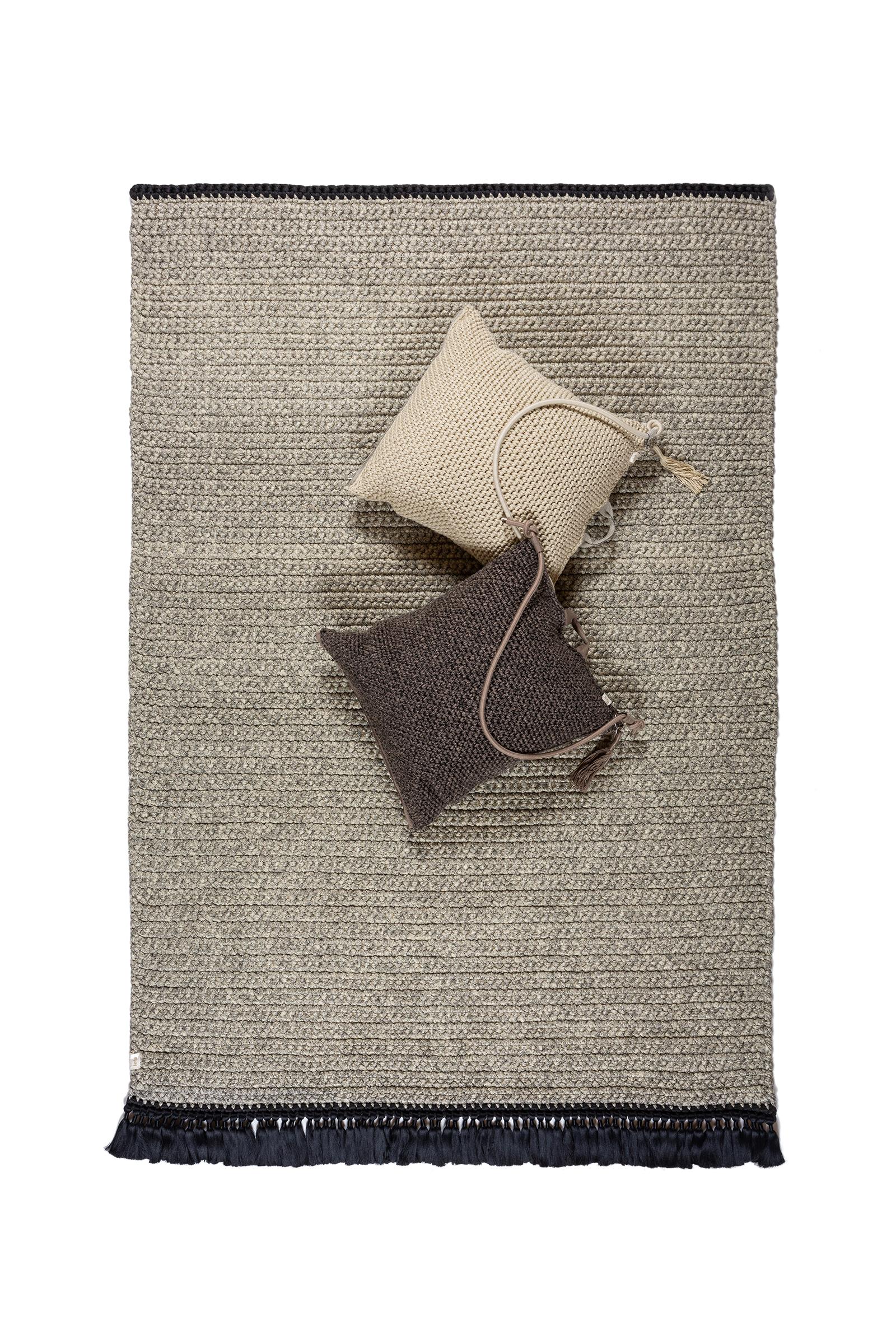 Handgehäkelter 200x300 cm dicker Teppich in den Farben Sand und Schwarz (Handgefertigt) im Angebot
